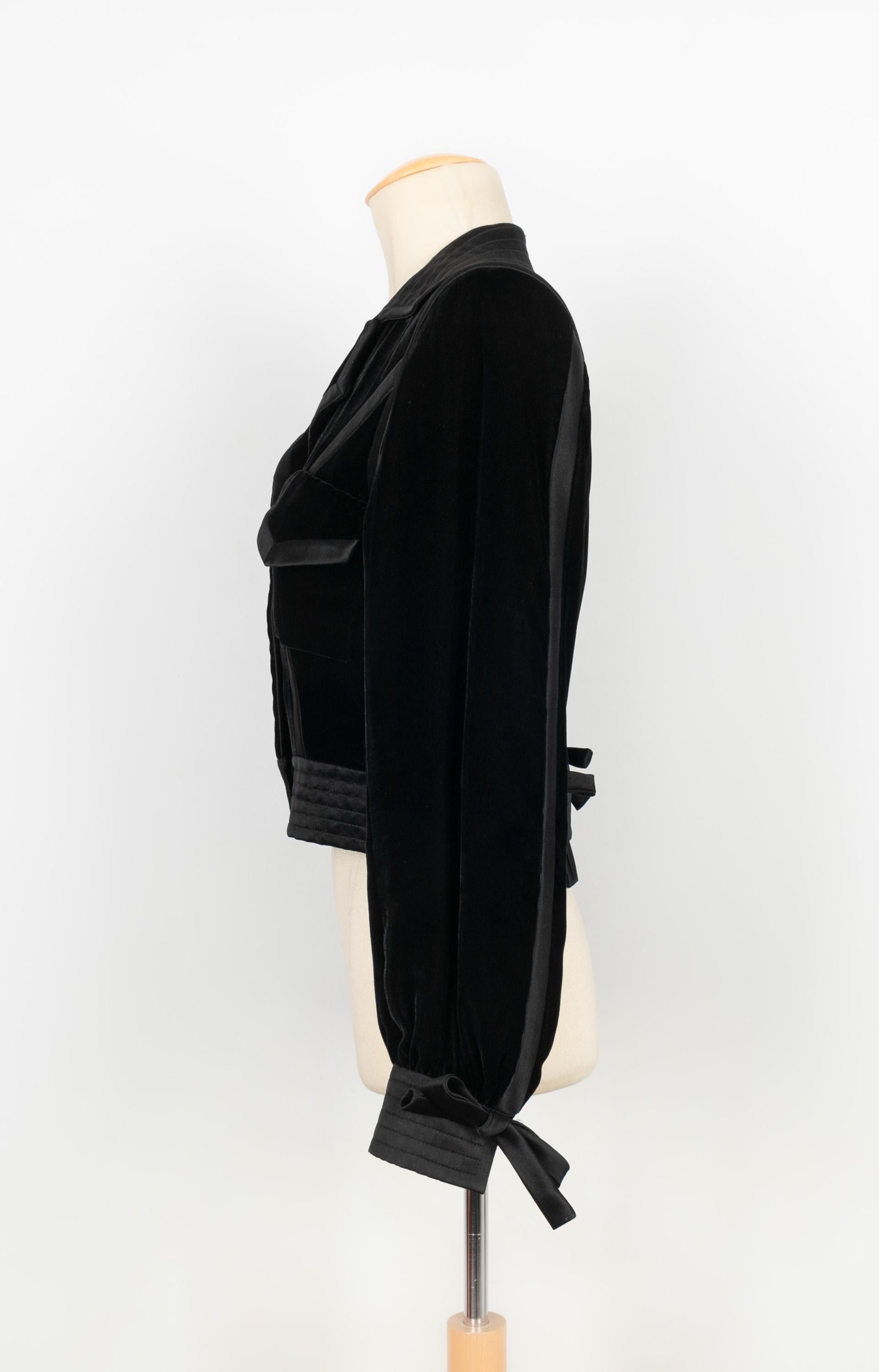 CHRISTIAN LACROIX - Haute Couture Kurzjacke aus Seidensatin und schwarzem Samt. Keine Größenangabe, es passt ein 38FR/40FR.

Bedingung:
Sehr guter Zustand

Abmessungen:
Schulterbreite: 42 cm - Brustumfang: 44 cm - Ärmellänge: 60 cm - Länge: 46