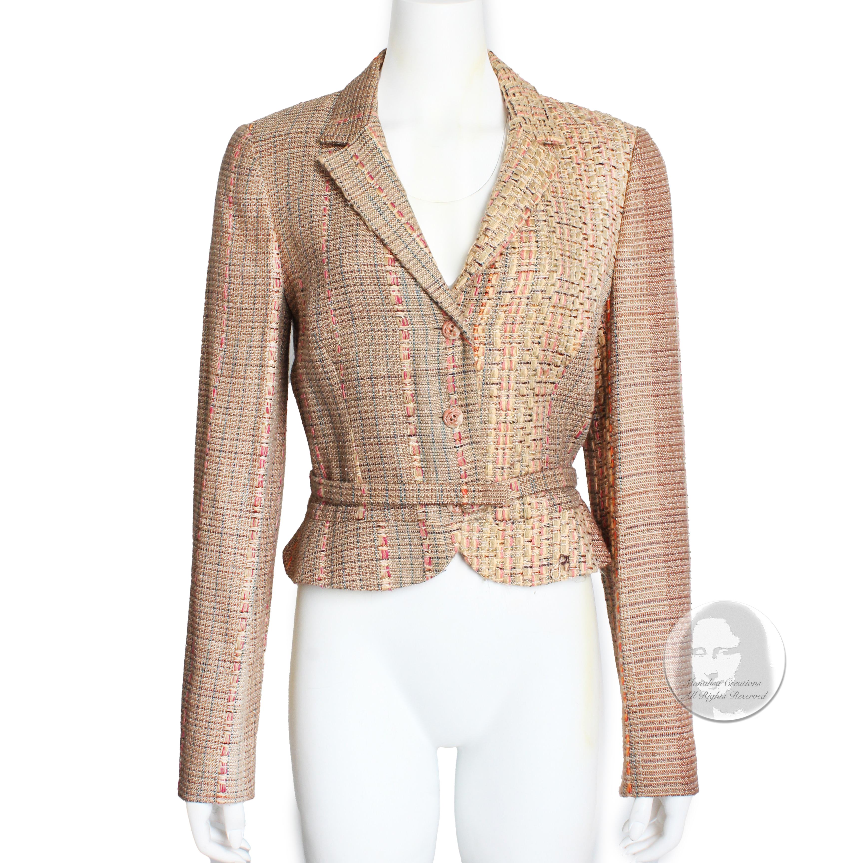 Authentique veste vintage d'occasion en tweed mélangé soie/laine Christian Lacroix avec ceinture, probablement réalisée au début des années 2000. Confectionnée dans un joli tweed en soie/laine, cette veste texturée est courte, se ferme à l'aide de