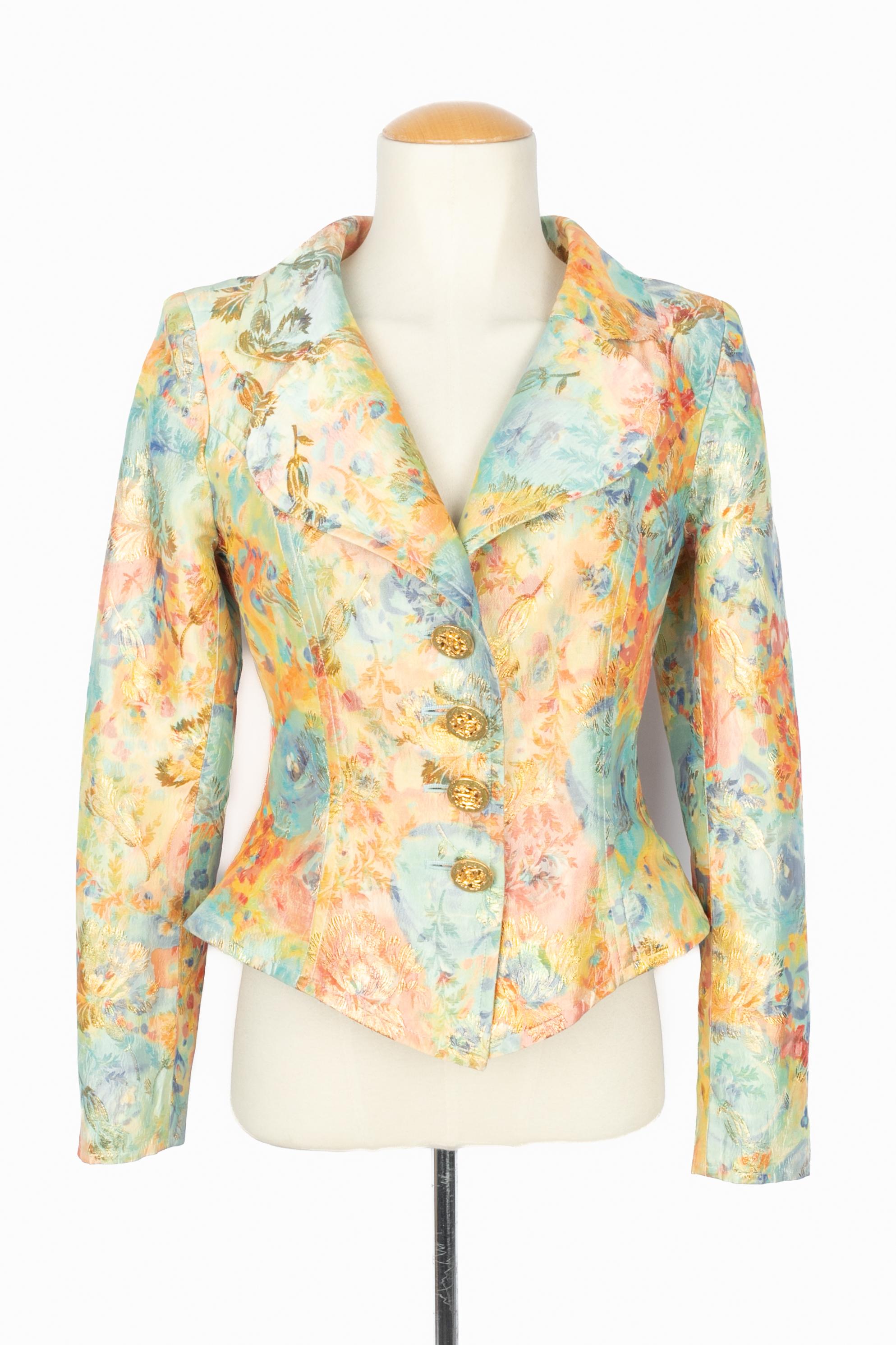 CHRISTIAN LACROIX - (Fabriqué en France) Veste en brocart de couleur pastel. Taille 36FR. Collection Sprint-Eté 1996 sous la Direction Artistique de Christian Lacroix.

Condit :
Très bon état.

Dimensions :
Largeur des épaules : 42 cm - Poitrine :