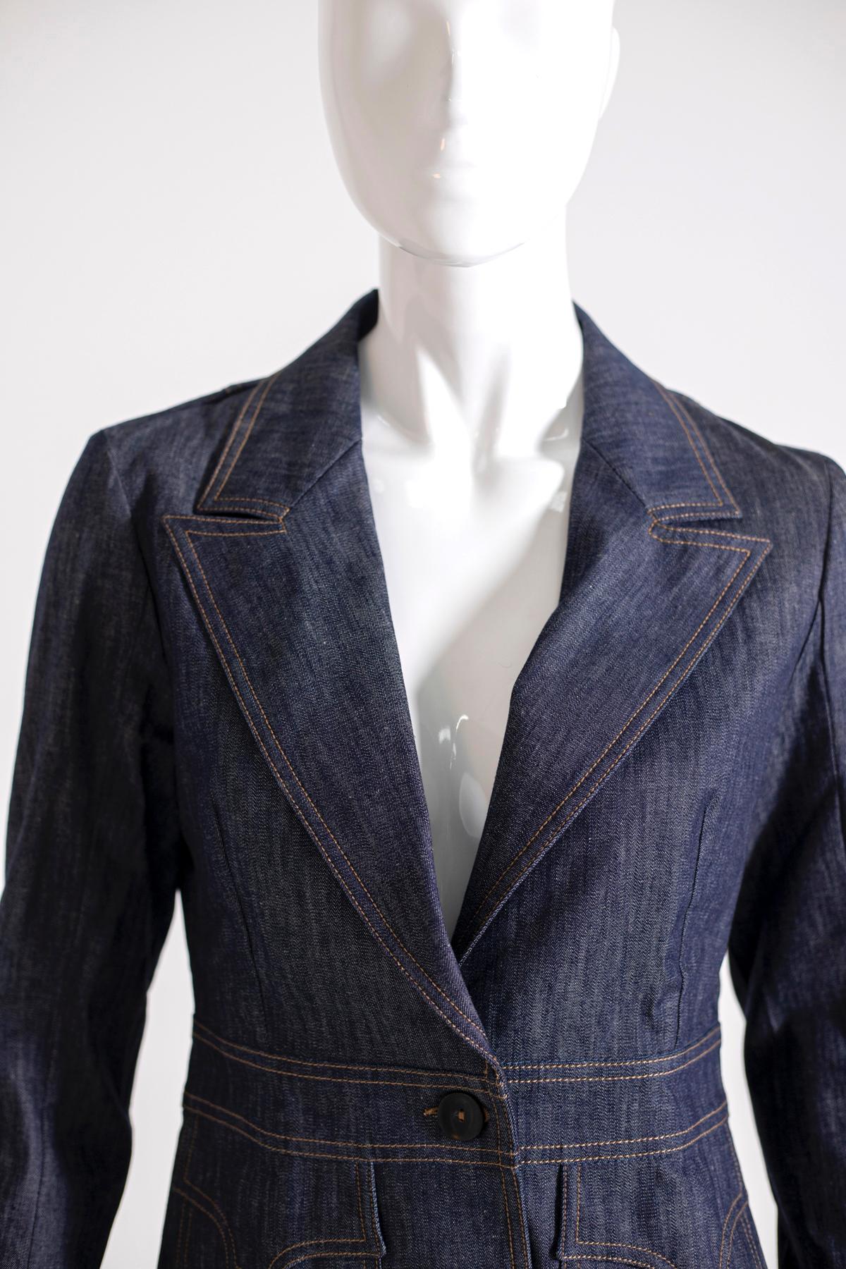 Jeans jacket embroidered and signed Christian Lacroix, dark blue. The jacket has two comfortable pockets on the front, with pointed lapels, and has only one button. The peculiarity is on the back, a particular type of embroidery, red, white and