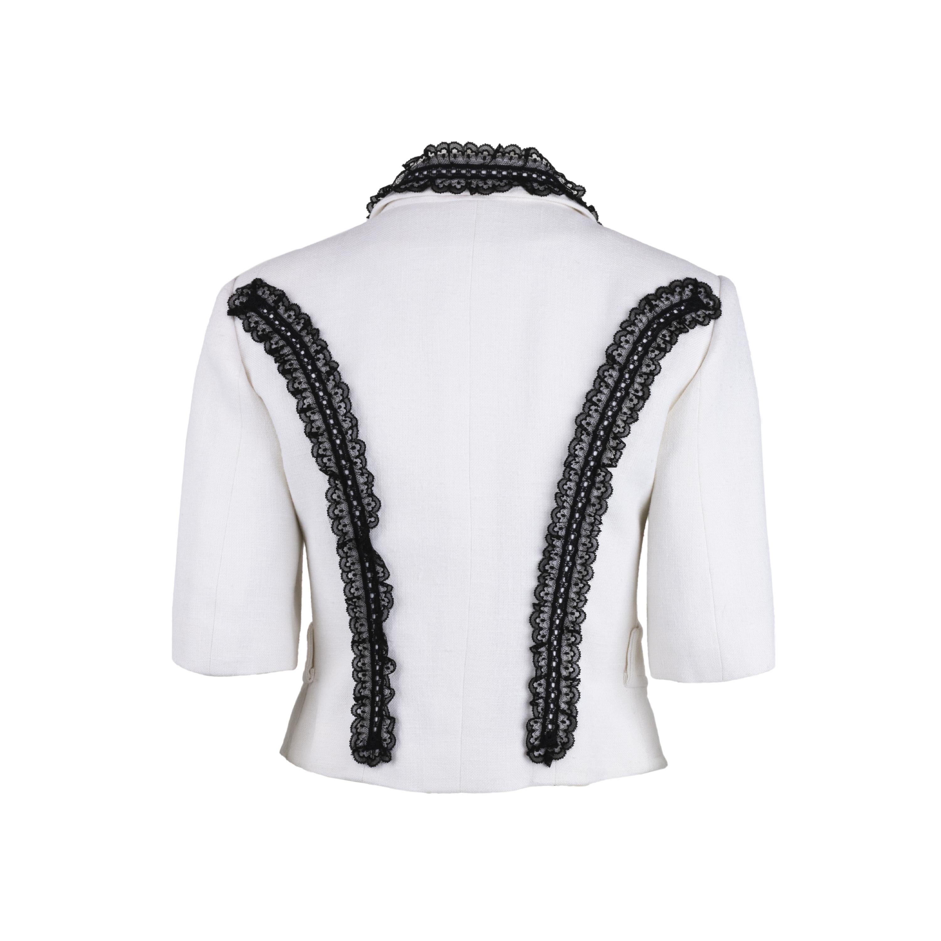 Giacca in lino bianco Christian Lacroix. Stile cropped con maniche a tre quarti decorate con pizzo nero e bottoni Jewell a forma di cuore.

Osservazioni: Questo capo è stato personalizzato e le maniche sono state modificate.