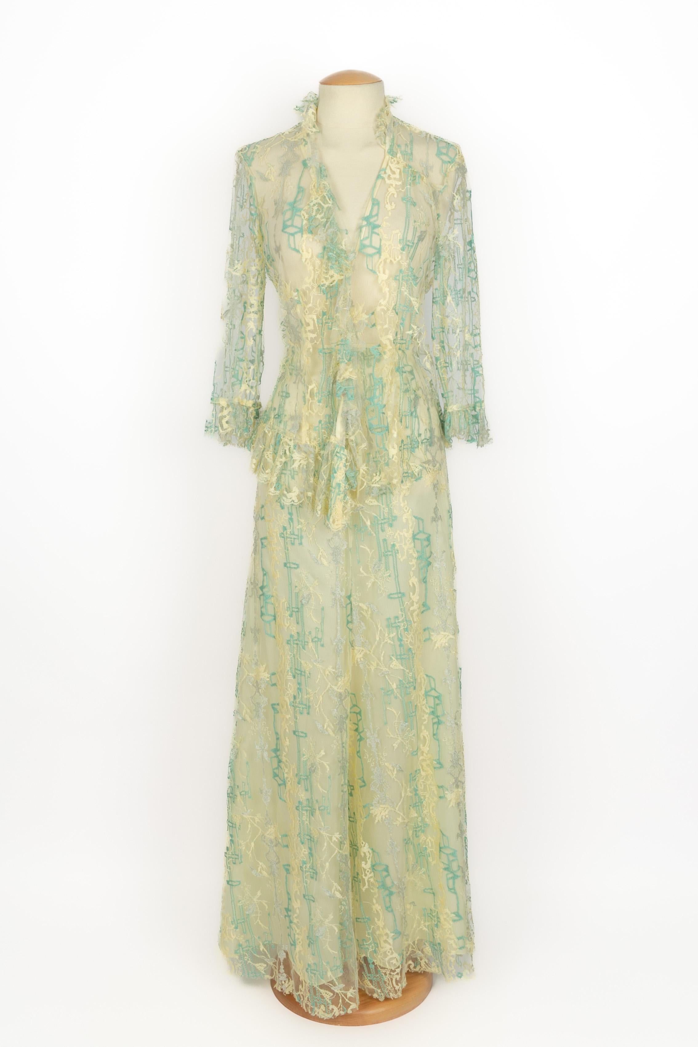 CHRISTIAN LACROIX - Ivory and turquoise lace set composed of a blouse and a long skirt. Size 40.

Condition:
Very good condition

Dimensions:
Blouse: Shoulder width: 40 cm - Chest: 41 cm - Sleeve length: 45 cm - Length: 63 cm // Skirt: Waist: 38 cm