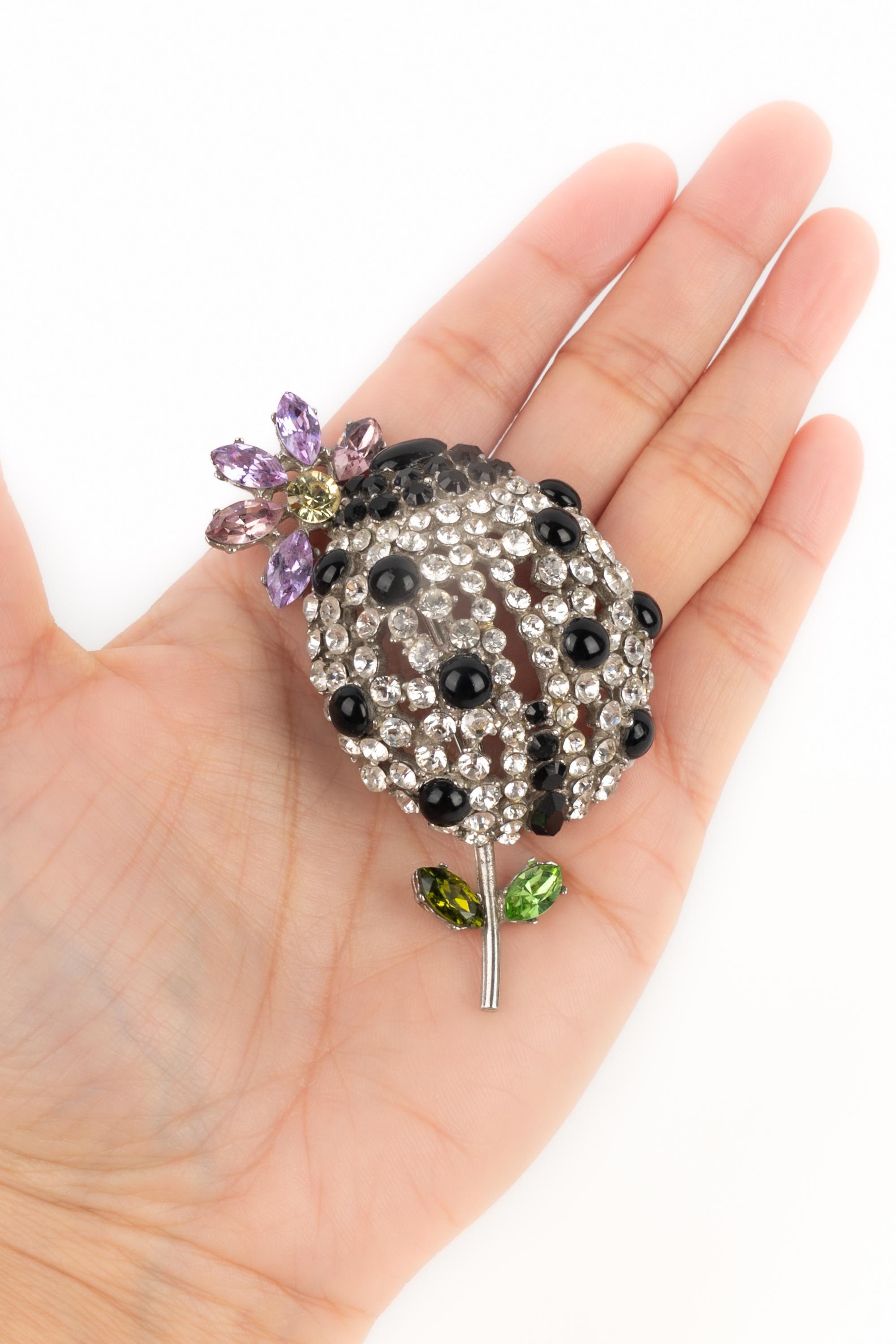 Christian Lacroix - Spilla in metallo argentato decorata con cabochon in pasta di vetro nera con strass. Gioielli degli anni '90.

Condizioni:
Ottime condizioni

Dimensioni:
Altezza: 7.5 cm

SKU:BR71