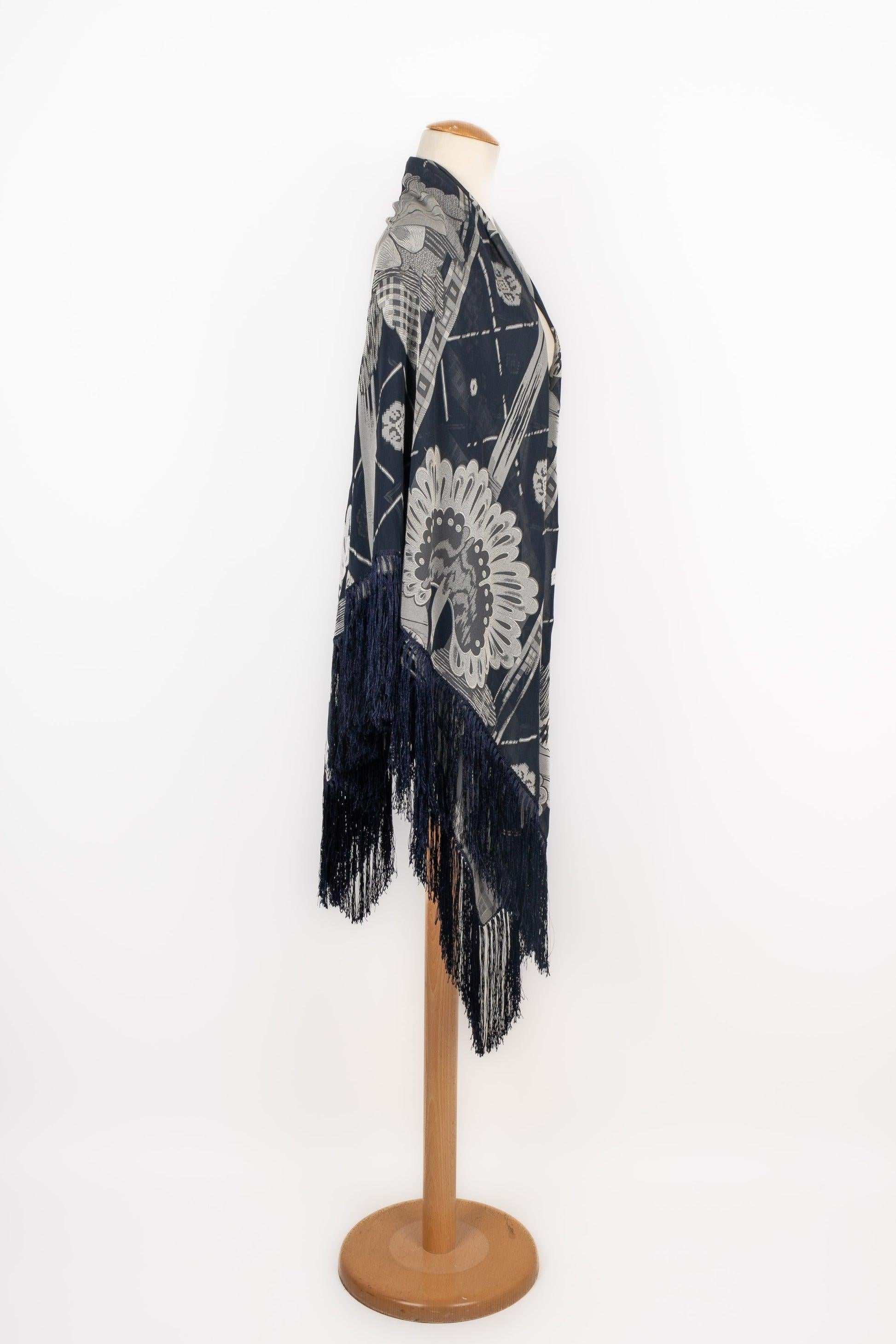 Christian Lacroix - (Made in France) Large blue-tone blended silk stole with fringes.

Additional information:
Condition: Very good condition
Dimensions: Dimensions without the fringes: 140 cm x 140 cm

Seller Reference: FFL2
