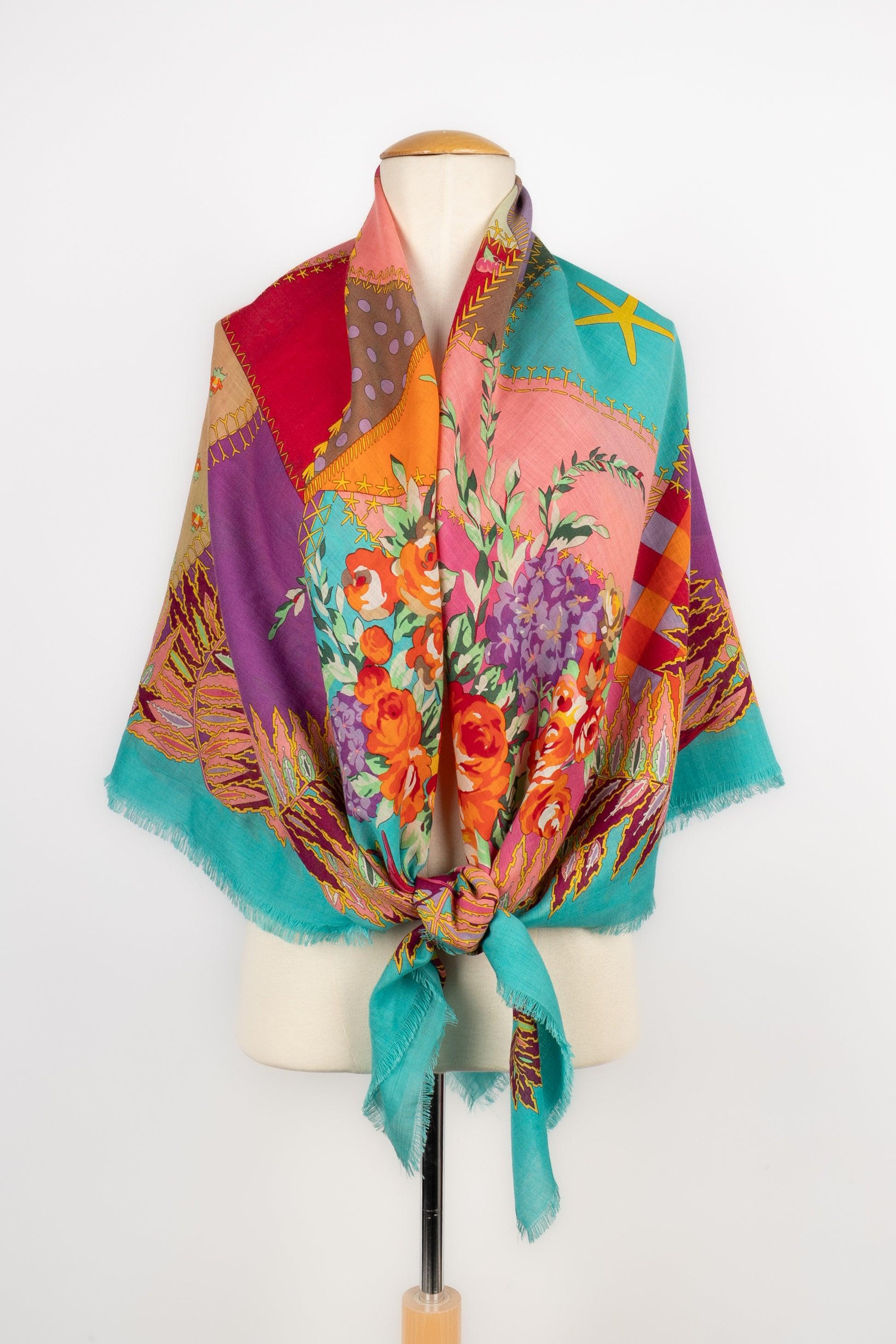 Christian Lacroix - (Made in Italy) Large wool cheesecloth foulard printed with flowers and birds.

Additional information:
Condition: Very good condition
Dimensions: 140 cm x 140 cm

Seller Reference: FFL3
