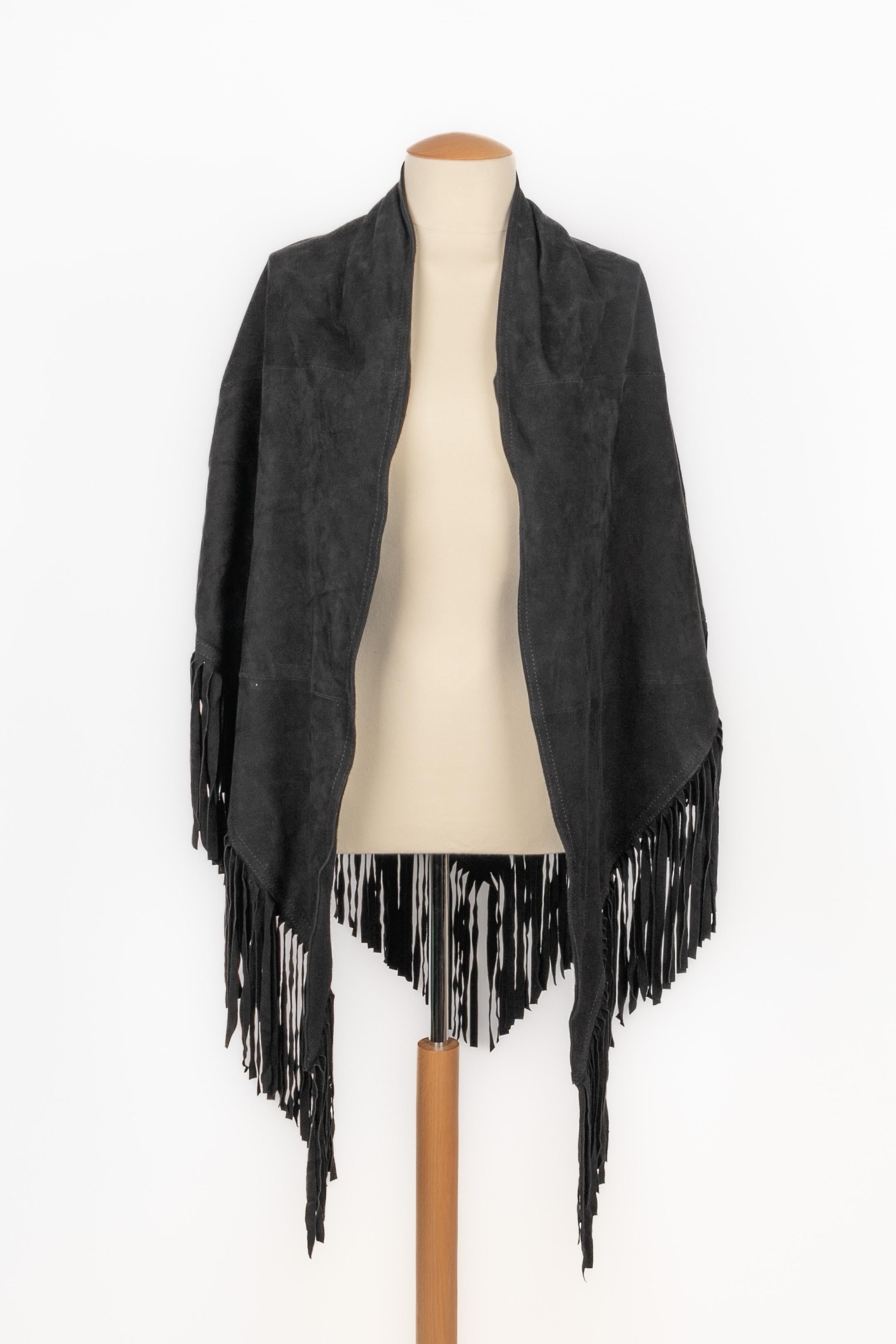 CHRISTIAN LACROIX - (Made in France) Black inside-out leather fringed cape. Size M. To be mentioned, snags on the lining.

Condition:
Good condition

Dimensions:
Length: 85 cm

SKU:M50