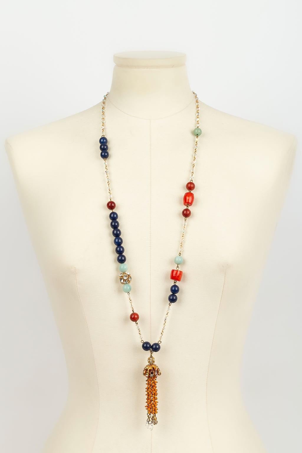 Christian Lacroix -Lange Halskette mit mehrfarbigen Perlen und goldenem Metallpompon, der mit Strasssteinen und orangefarbenen Perlen besetzt ist.

Zusätzliche Informationen: 
Abmessungen: Länge: 88,5 cm
Zustand: Sehr guter