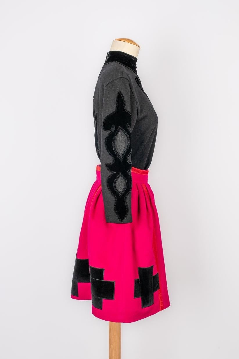 Christian Lacroix - Set composed of a long-sleeve top with velvet patches and a pink skirt with black velvet. No size indicated, it fits a 36FR/38FR.

Additional information:
Condition: Very good condition
Dimensions: Top: Shoulder width: 41 cm -