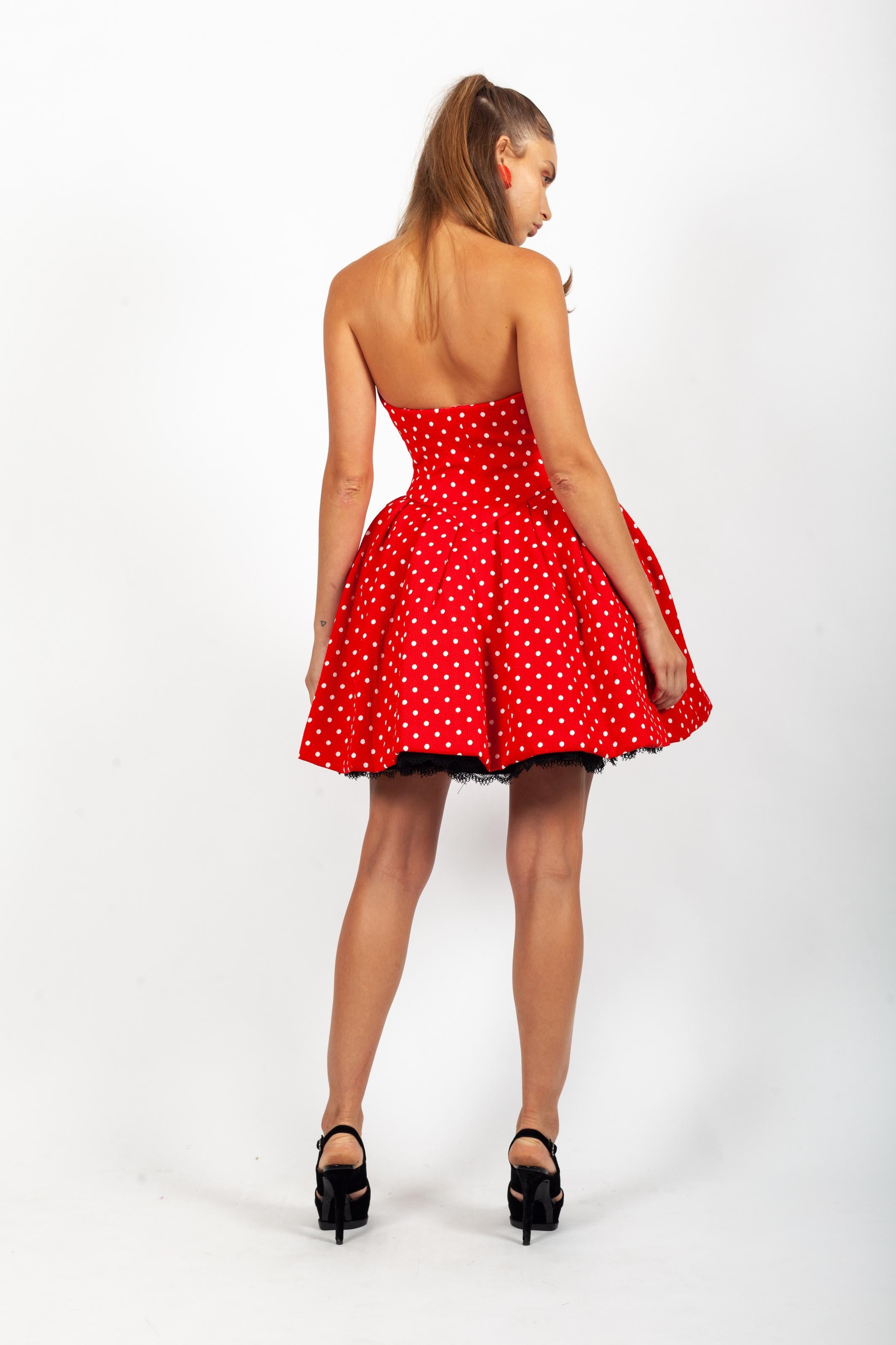 Rouge Christian Lacroix Luxe S/S 1988 Runway - Robe petticoat à poignets à pois en vente