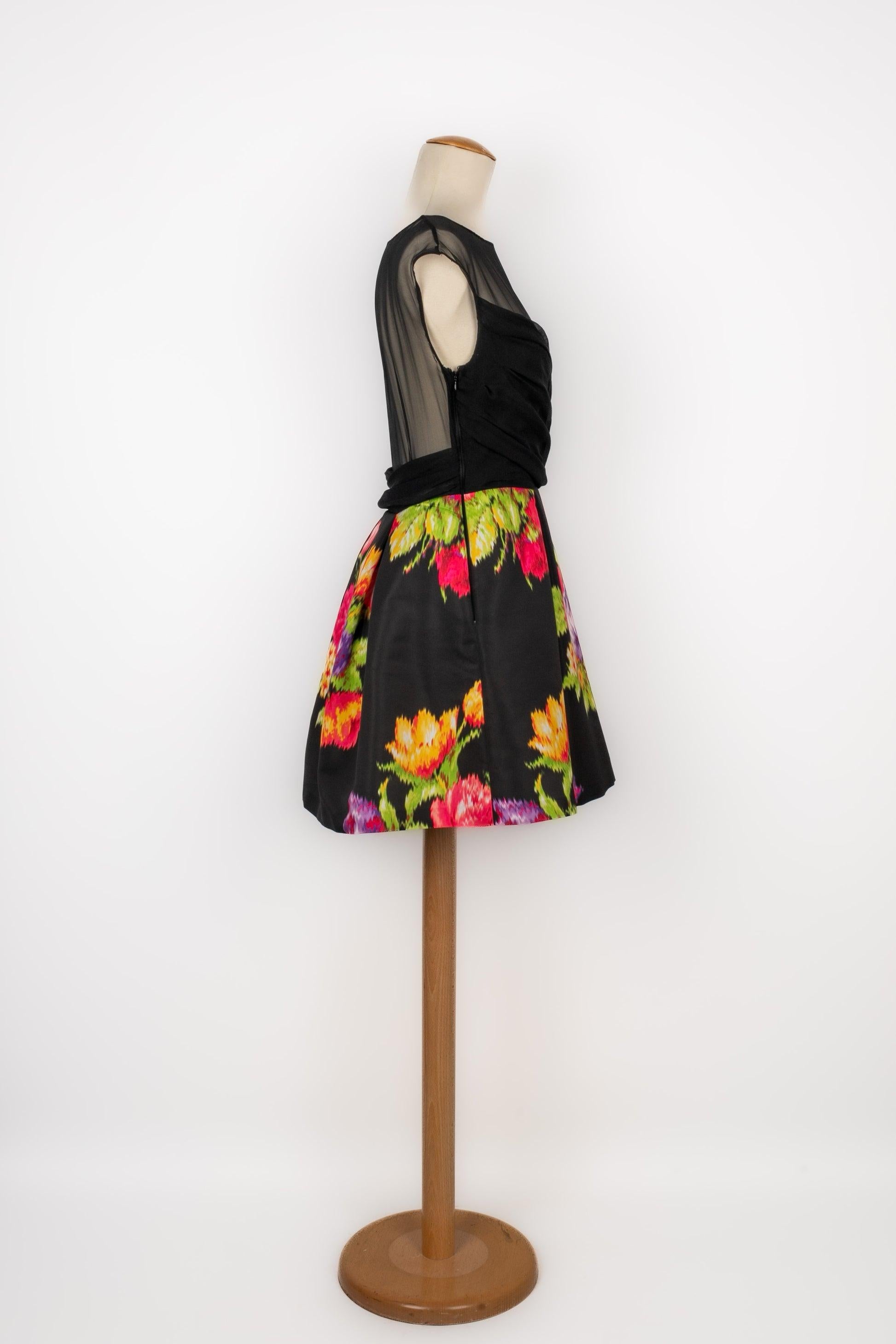 Christian Lacroix - (Made in France) Mittellanges Kleid mit schwarzem, transparentem Oberteil und schwarzem Rock mit mehrfarbigem Blumenmuster. Keine Größenangabe, es passt eine 36FR.

Zusätzliche Informationen:
Zustand: Sehr guter