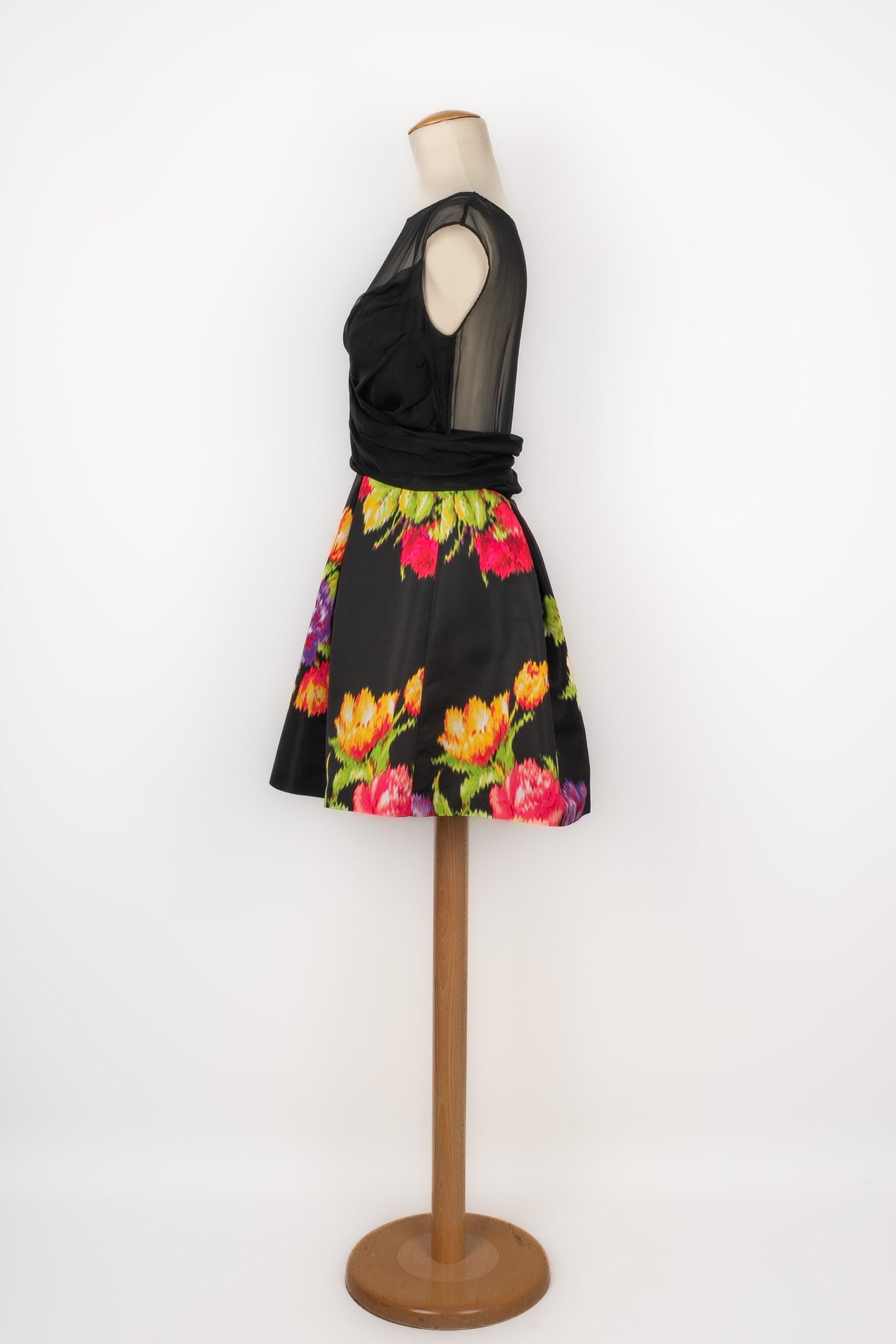 Christian Lacroix Kleid in mittlerer Länge mit mehrfarbigen Blumenmustern im Zustand „Hervorragend“ im Angebot in SAINT-OUEN-SUR-SEINE, FR