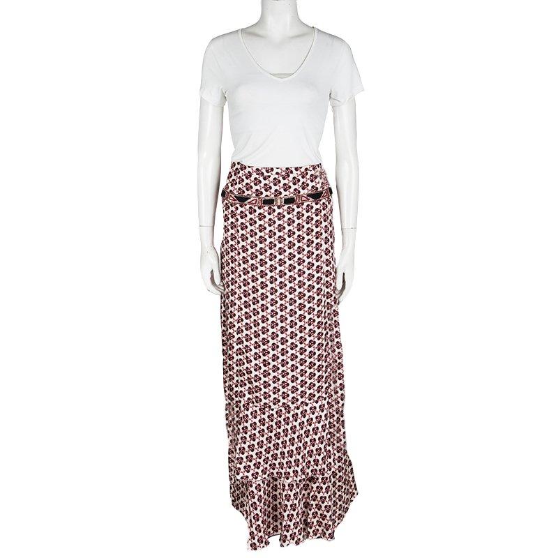 Chic, sophisticated and very stylish, this maxi skirt from Christian Lacroix is sure to capture your heart. The fabulous multicolour creation is made of silk and carries a lovely print. It flaunts a classy silhouette and ruffle details at the