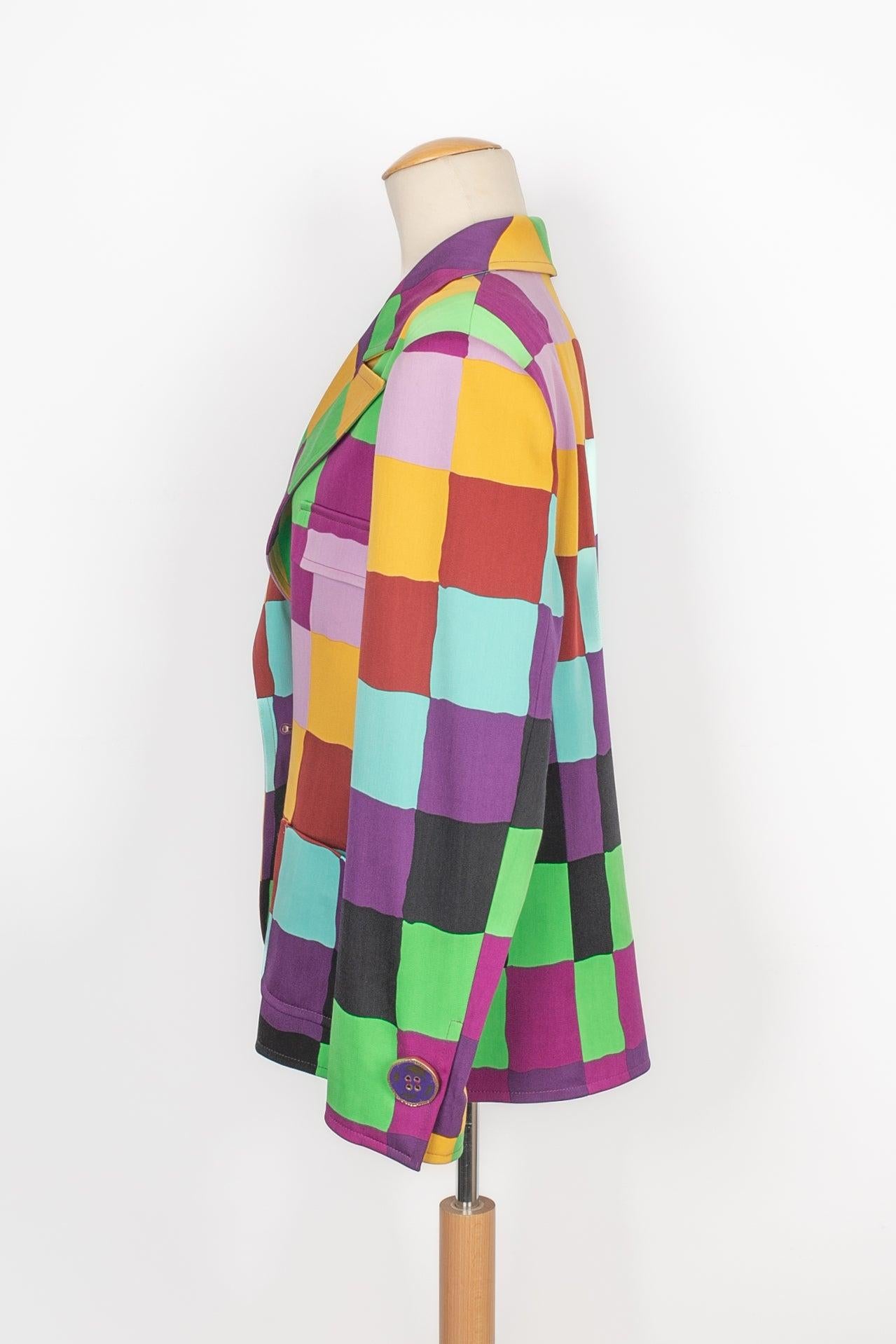 CHRISTIAN LACROIX - (Made in France) Giacca multicolore in misto lana. Bottoni in metallo dorato smaltati di viola. Non è indicata la taglia, ma si adatta a una 44FR.

Informazioni aggiuntive:
Condizioni: Buone condizioni
Dimensioni: Larghezza