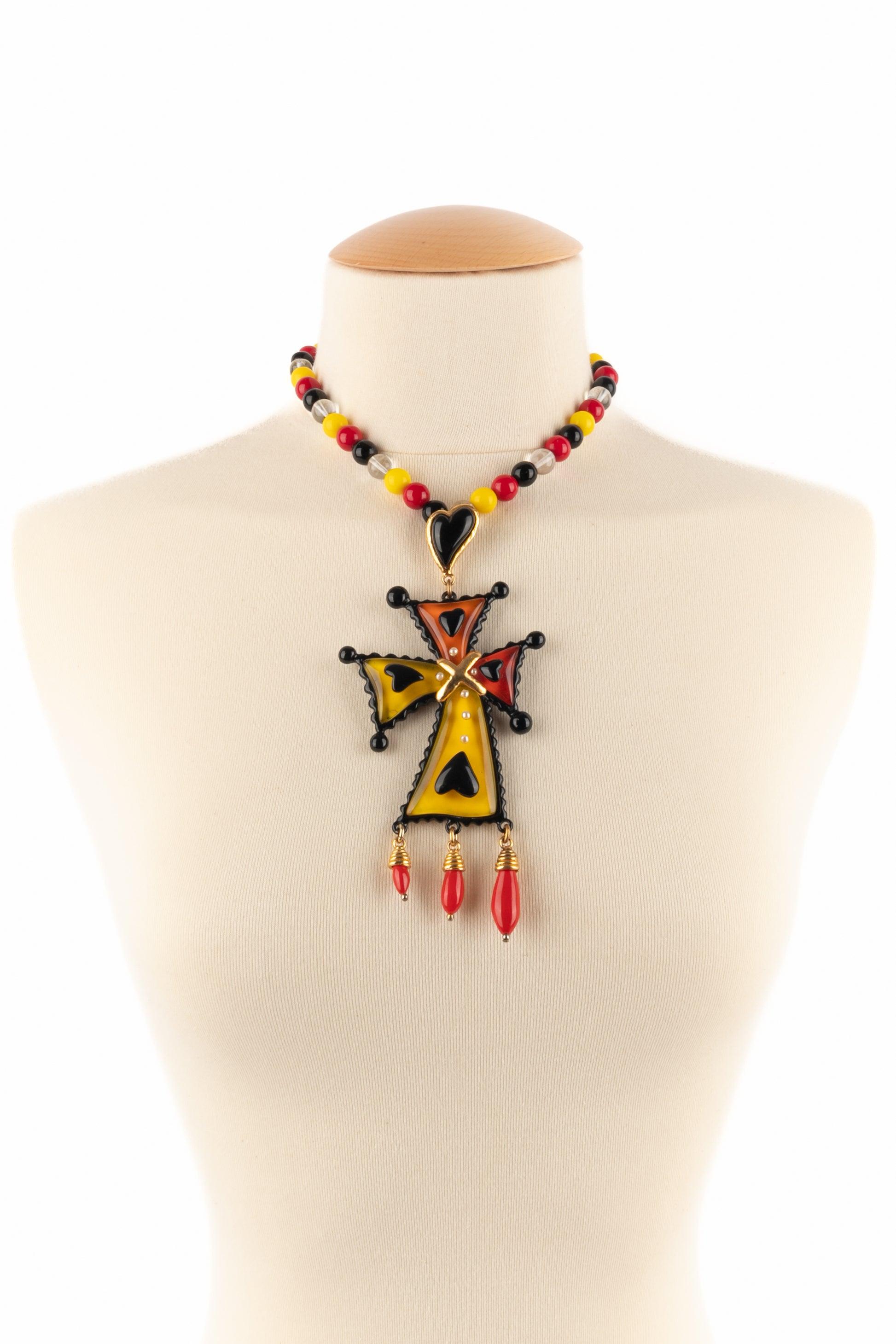 CHRISTIAN LACROIX - (Fabricado en Francia) Collar de perlas de resina multicolor con colgante de cruz de resina en tonos negro, amarillo y naranja.

Más información:
Estado: Muy buen estado
Dimensiones: Longitud: 40 cm

SKU:BC173