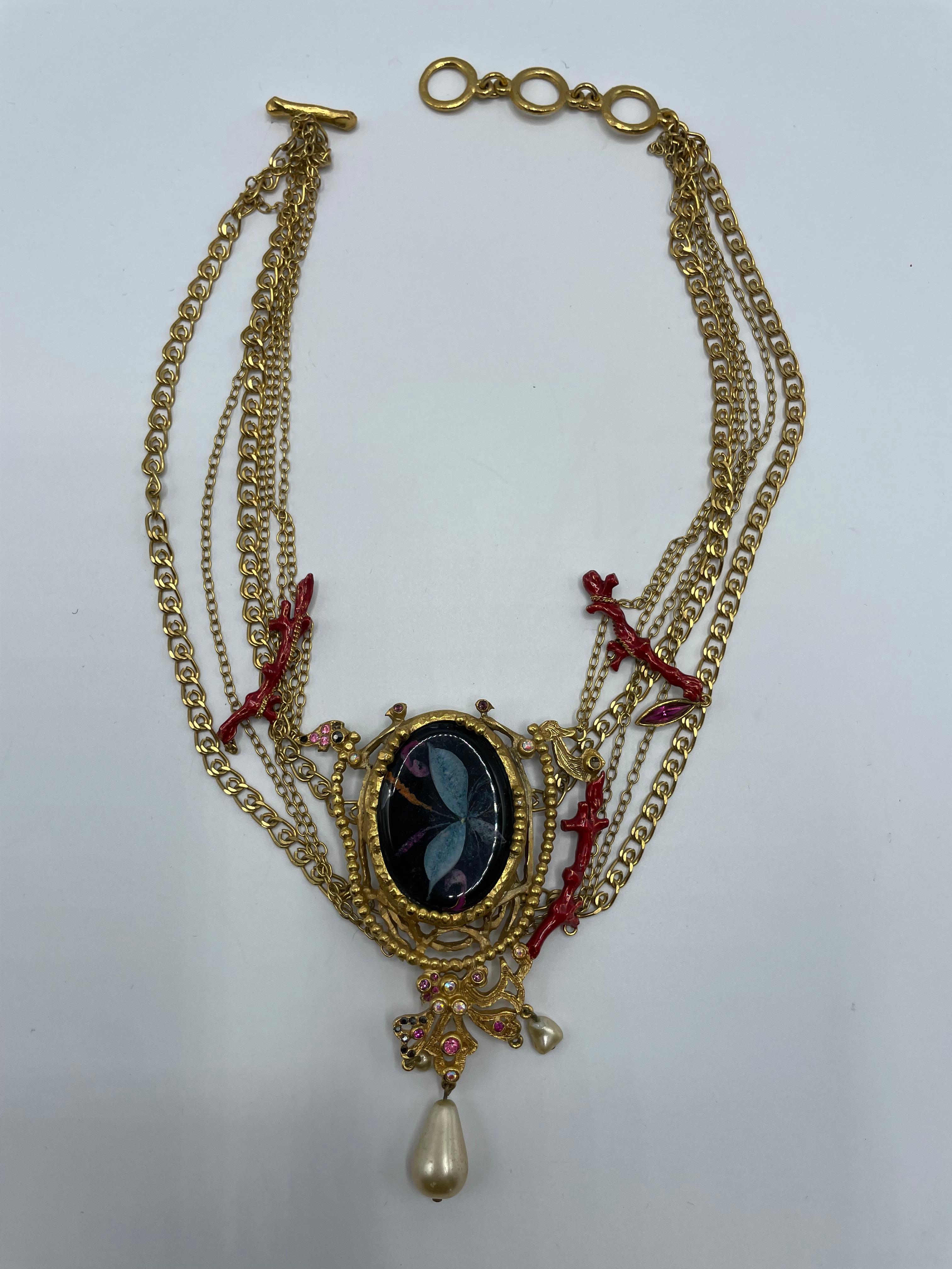 Spectacular necklace of Christian Lacroix. Central medaillon, faux perle and faux coral. Big CL signed on the back, stamp Christian Lacroix Made in France. Very impressive artistic work.