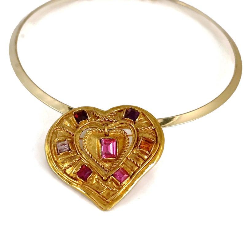 Vintage CHRISTIAN LACROIX NOEL 1992 Limited Edition Jeweled Heart Brooch Pendant Necklace

Measurements:
Height: 2 4/8 inches (6.3 cm)
Width: 2 4/8 inches (6.5 cm)

Features:
- 100% Authentic CHRISTIAN LACROIX.
- Chunky gilt heart with rope