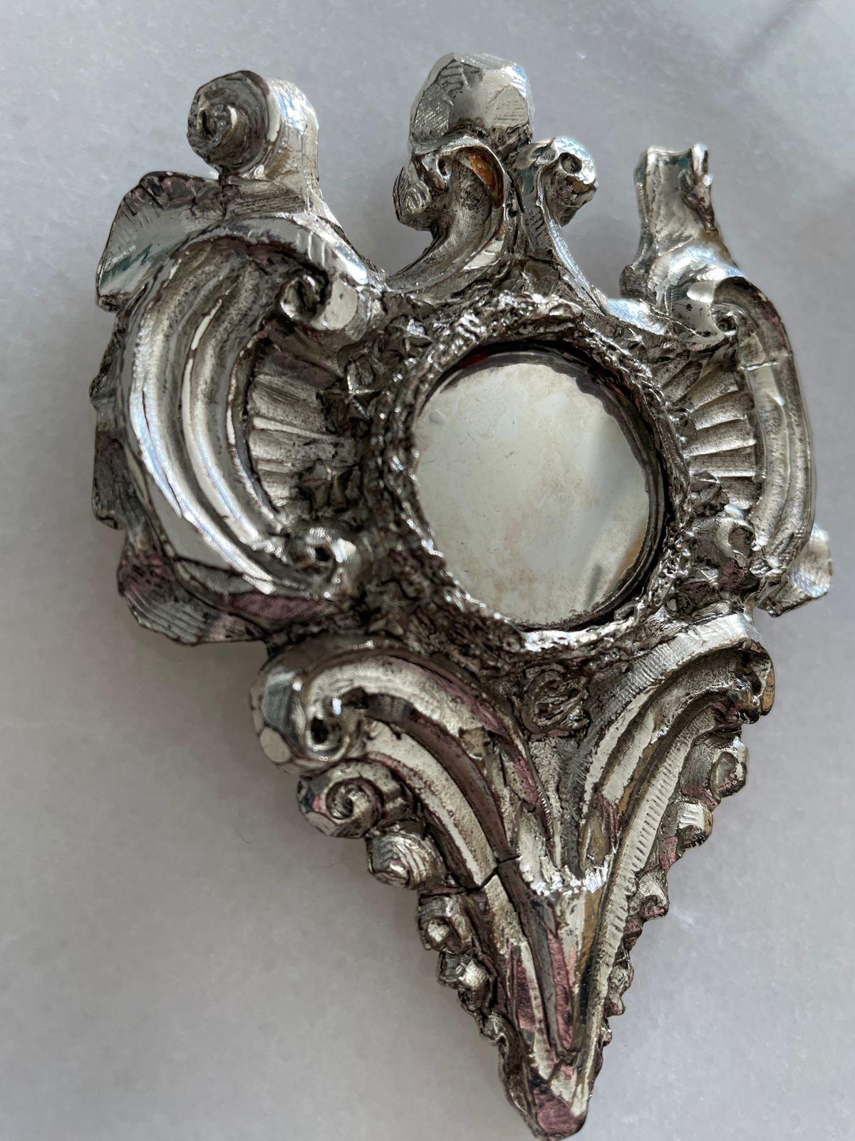 Christian Lacroix Noel Mirror Heart Limited Edition Pendant Brooch
Made of silver-tone metal and glass

Length: 4″ / 10 cm
Width: 3″ / 7,6 cm

Marks – designer signature

Condition – excellent

........Additional information ........

- Photo might