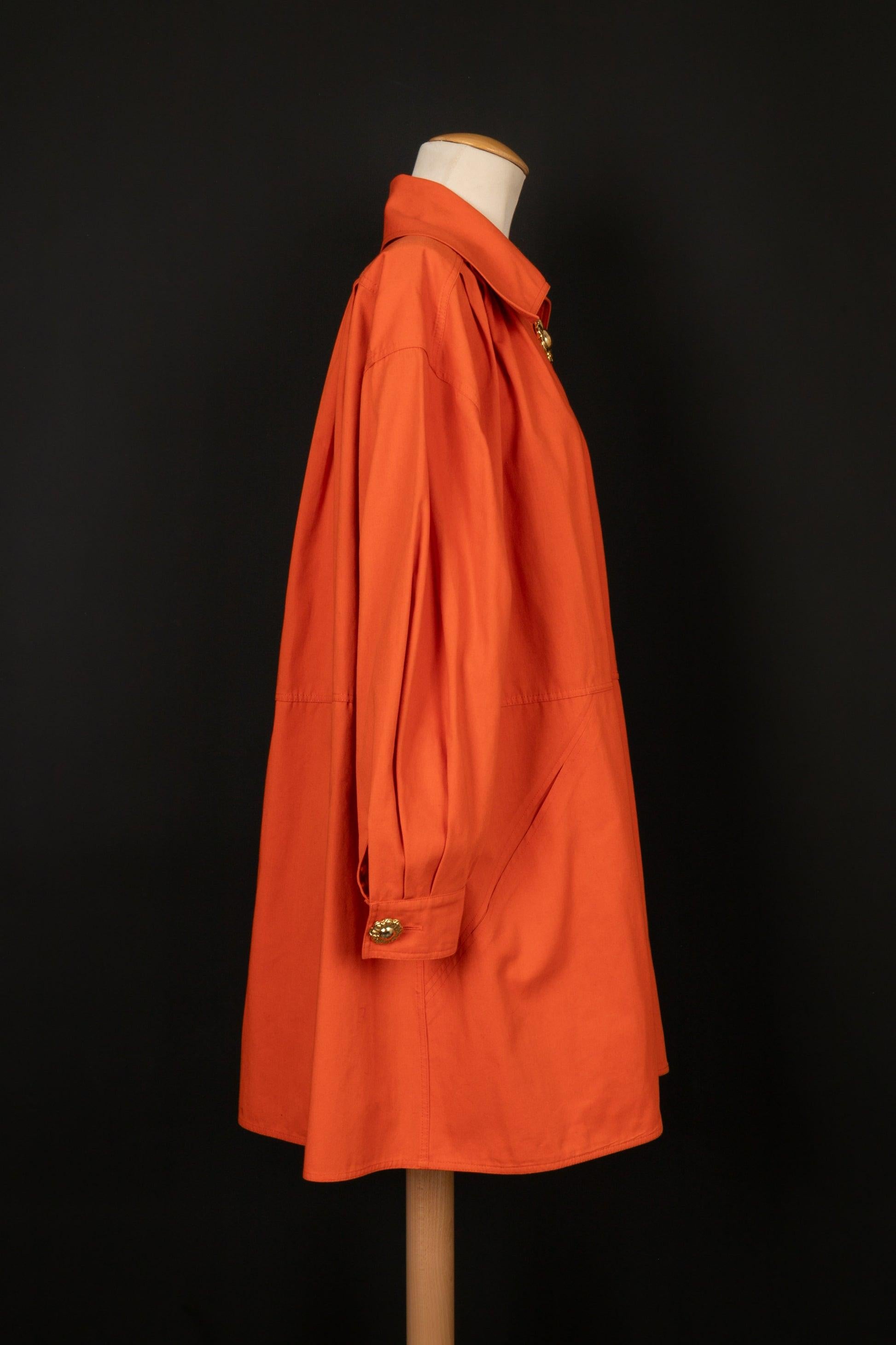 Christian Lacroix - (Made in Italy) Orange cotton coat ornamented with golden metal buttons. Indicated size 40FR.

Additional information:
Condition: Very good condition
Dimensions: Shoulder width: 56 cm - Chest: 69 cm - Sleeve length: 51 cm -