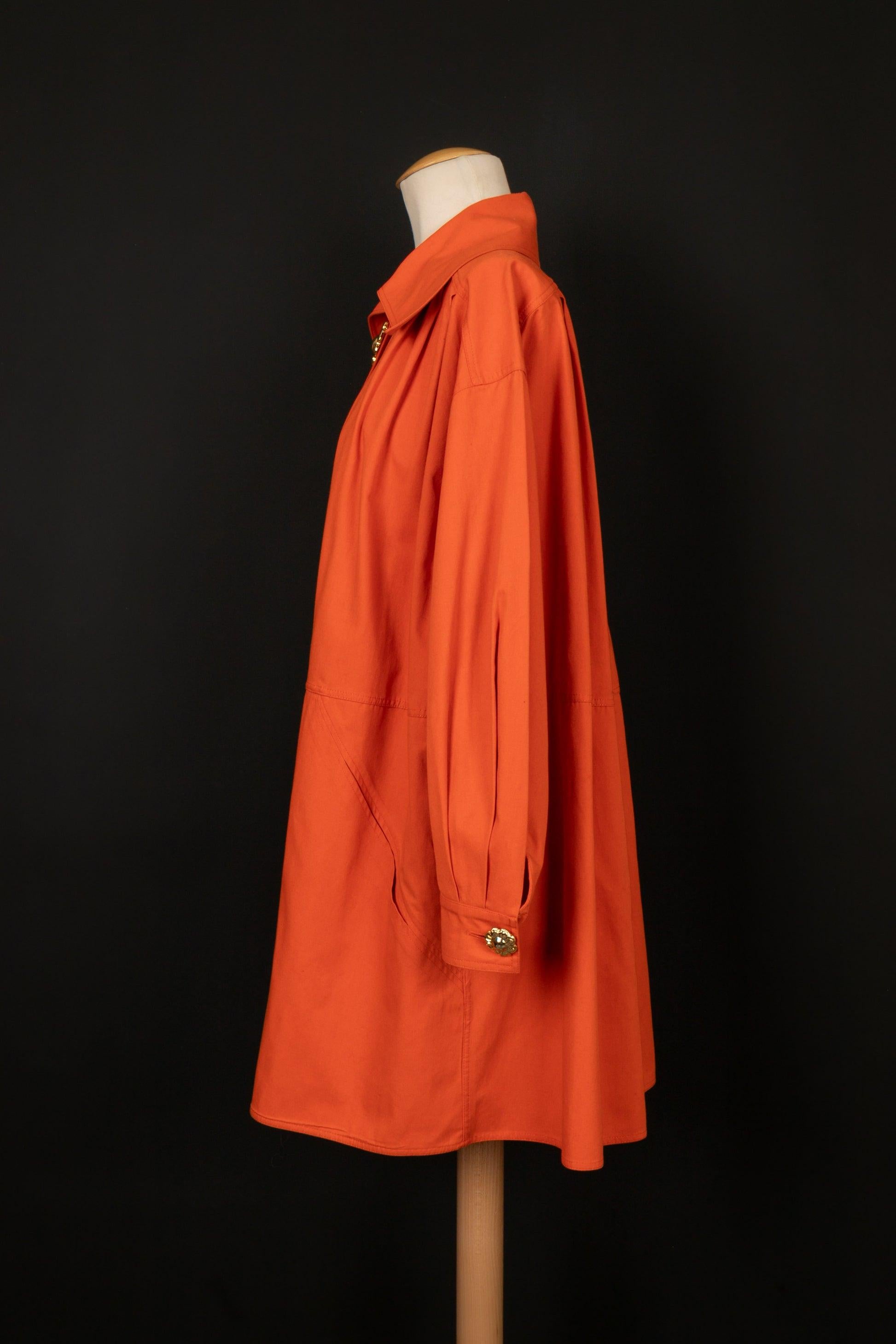 Christian Lacroix Orangefarbener Baumwollmantel aus Baumwolle, verziert mit goldenen Metallknöpfen im Zustand „Hervorragend“ im Angebot in SAINT-OUEN-SUR-SEINE, FR