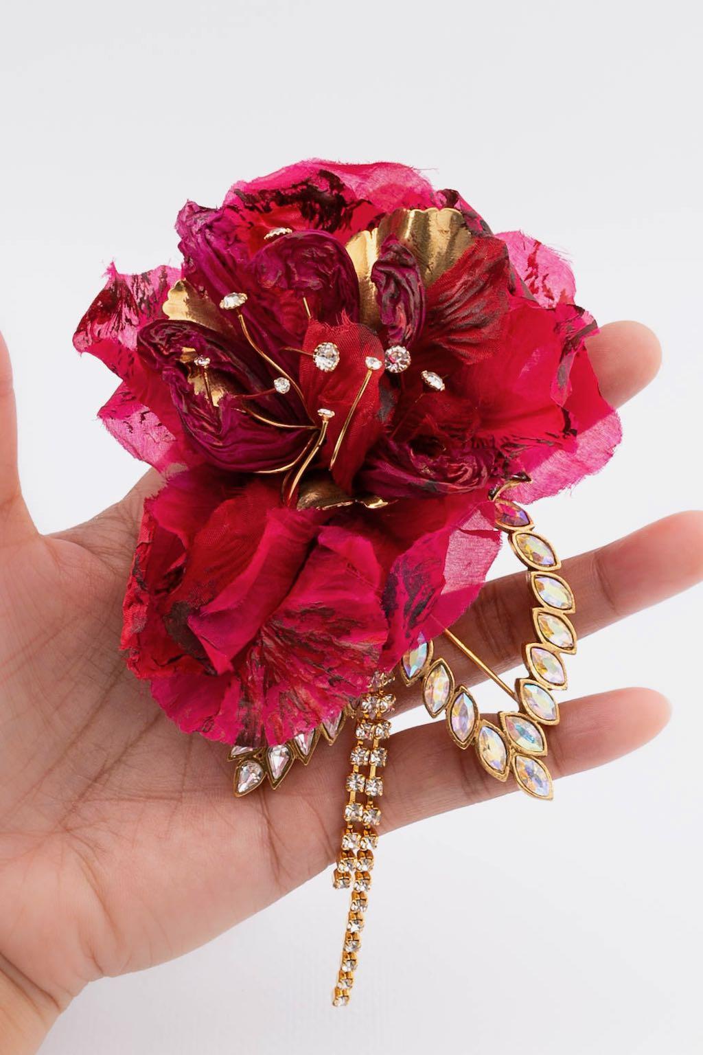 Christian Lacroix (Made in France) Gilted metal brooch paved with rhinestones and an organza rose.

Additional information:
Dimensions: 11 cm (4.33 in) x 11 cm (4.33 in)
Condition: Very good condition
Seller Ref number: BR80