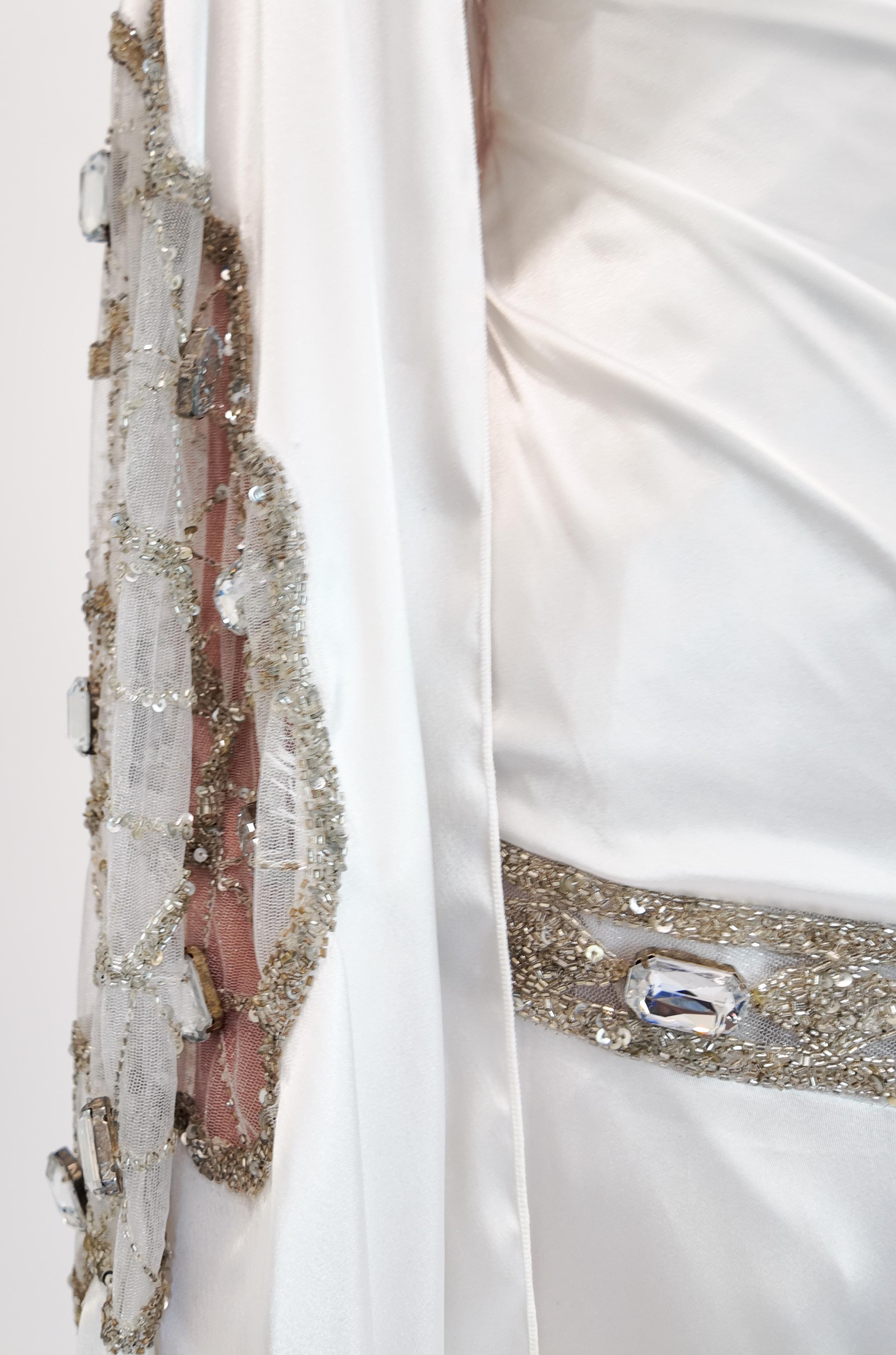 Christian Lacroix Verziertes Kleid mit Engelsärmeln aus weißem Satin im Angebot 5