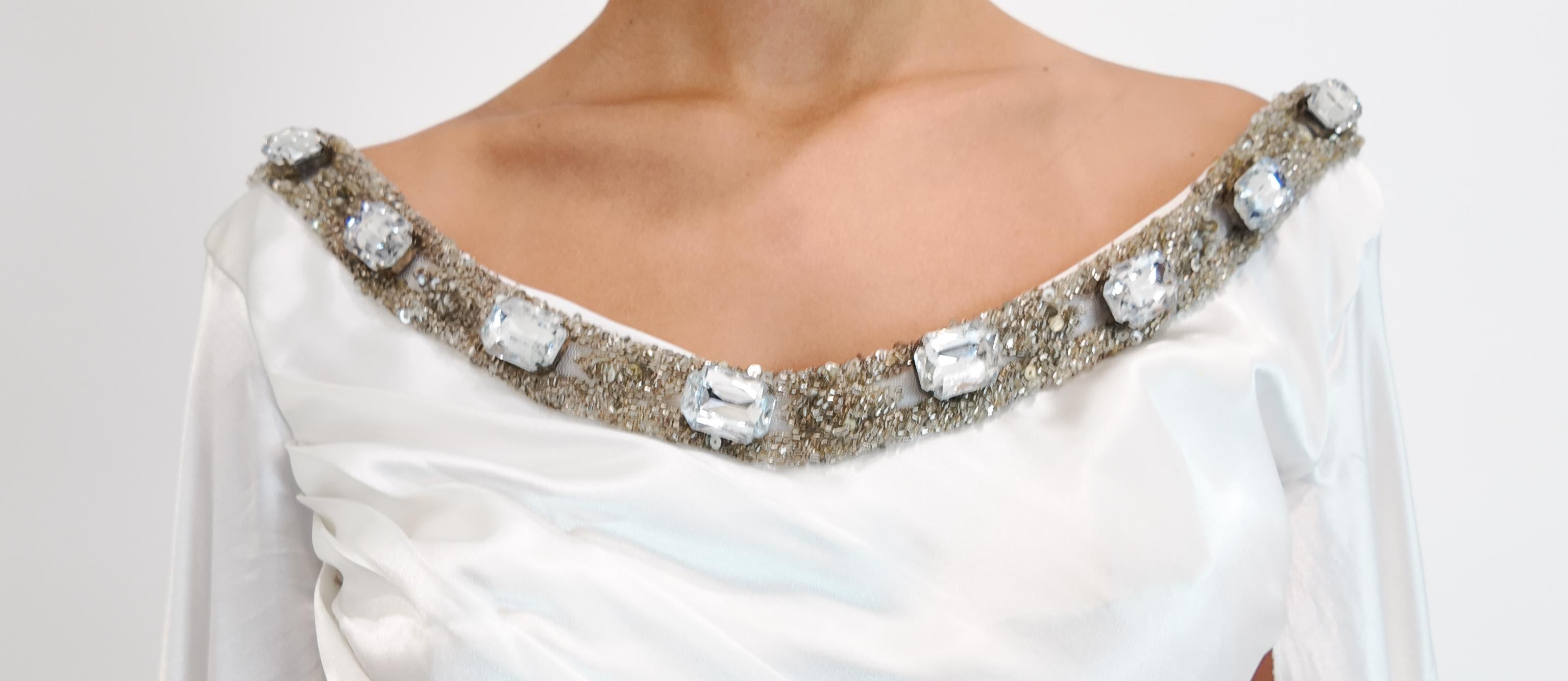Christian Lacroix Verziertes Kleid mit Engelsärmeln aus weißem Satin im Angebot 6