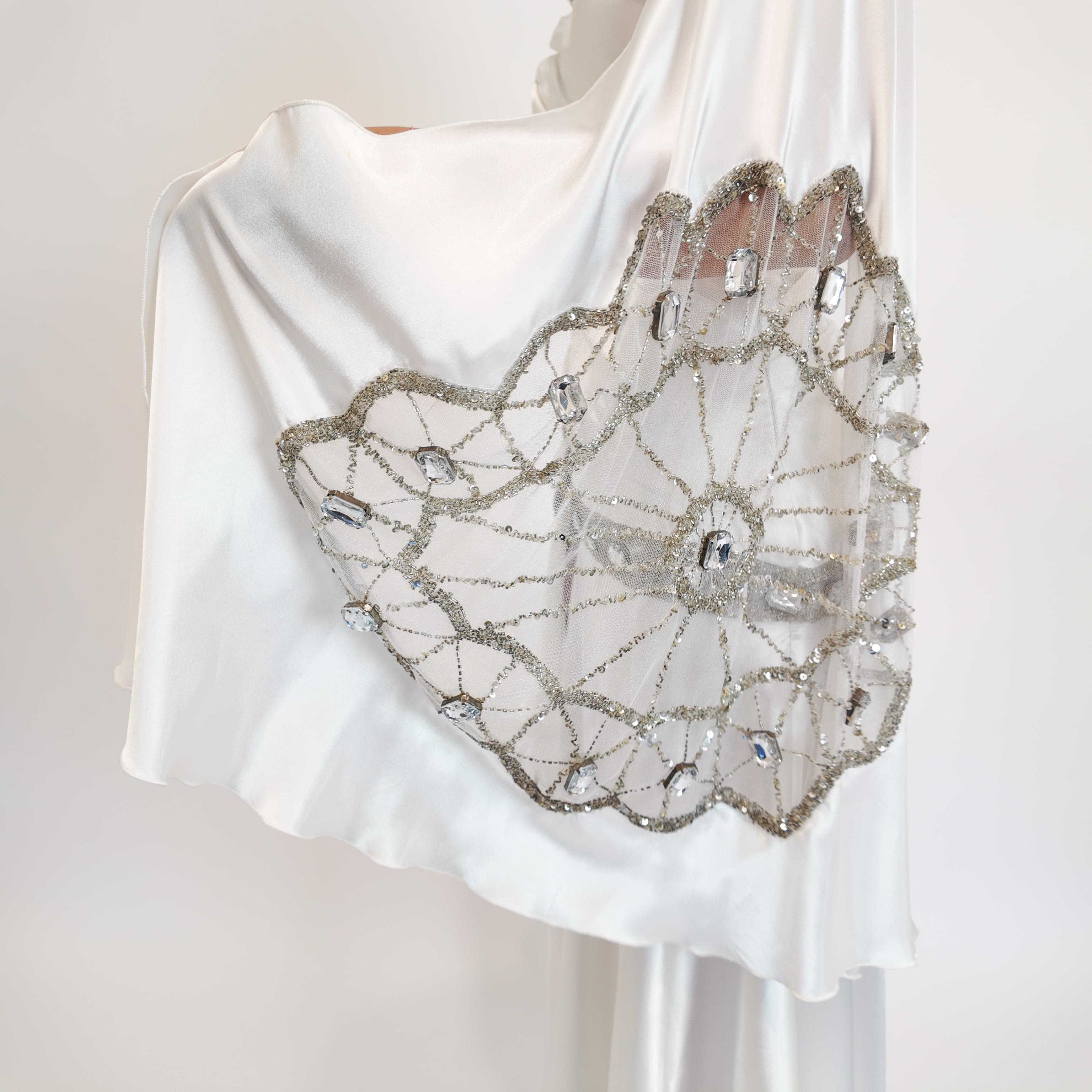Christian Lacroix Verziertes Kleid mit Engelsärmeln aus weißem Satin im Angebot 7