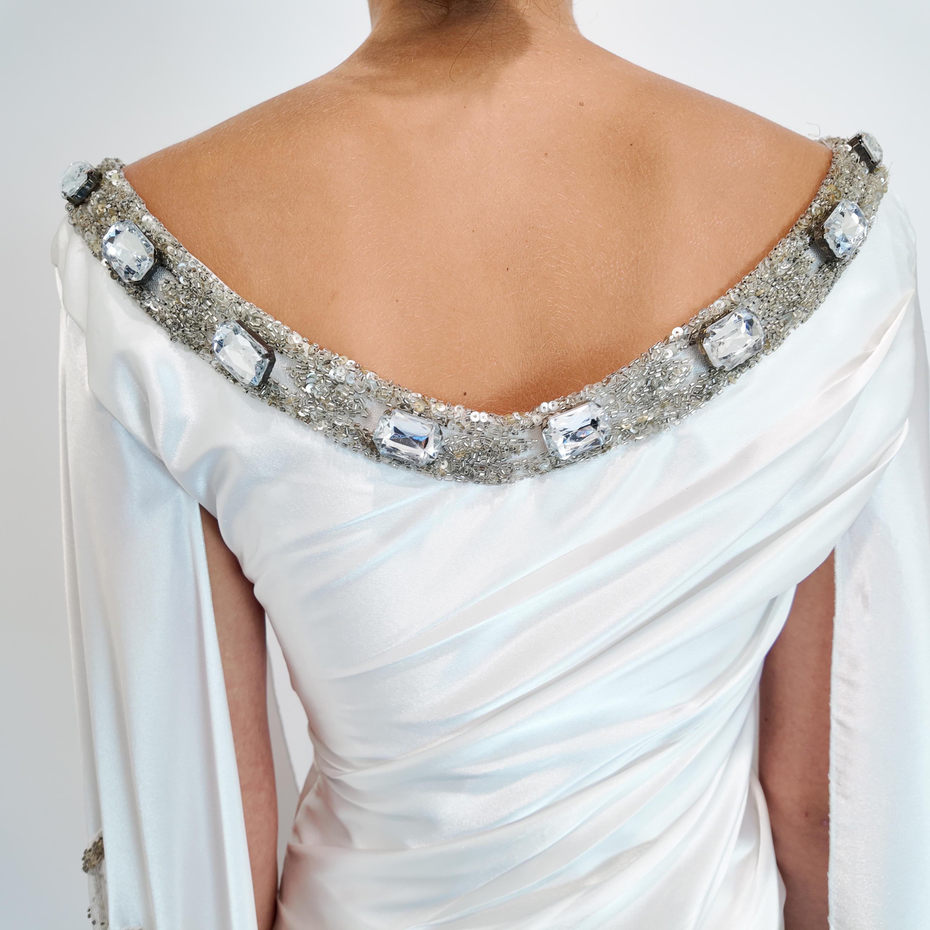 Christian Lacroix Verziertes Kleid mit Engelsärmeln aus weißem Satin im Angebot 9