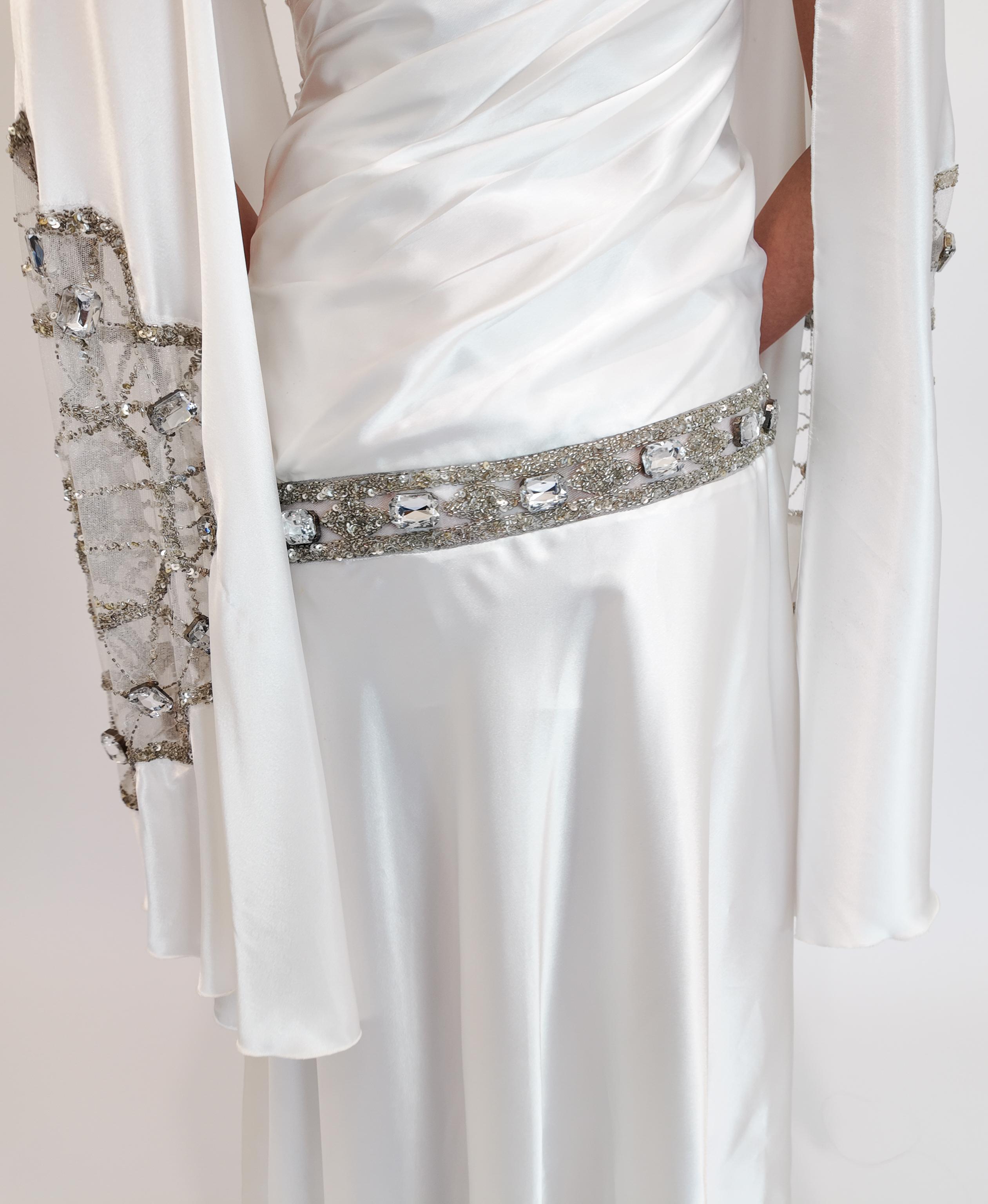 Christian Lacroix Verziertes Kleid mit Engelsärmeln aus weißem Satin im Angebot 10