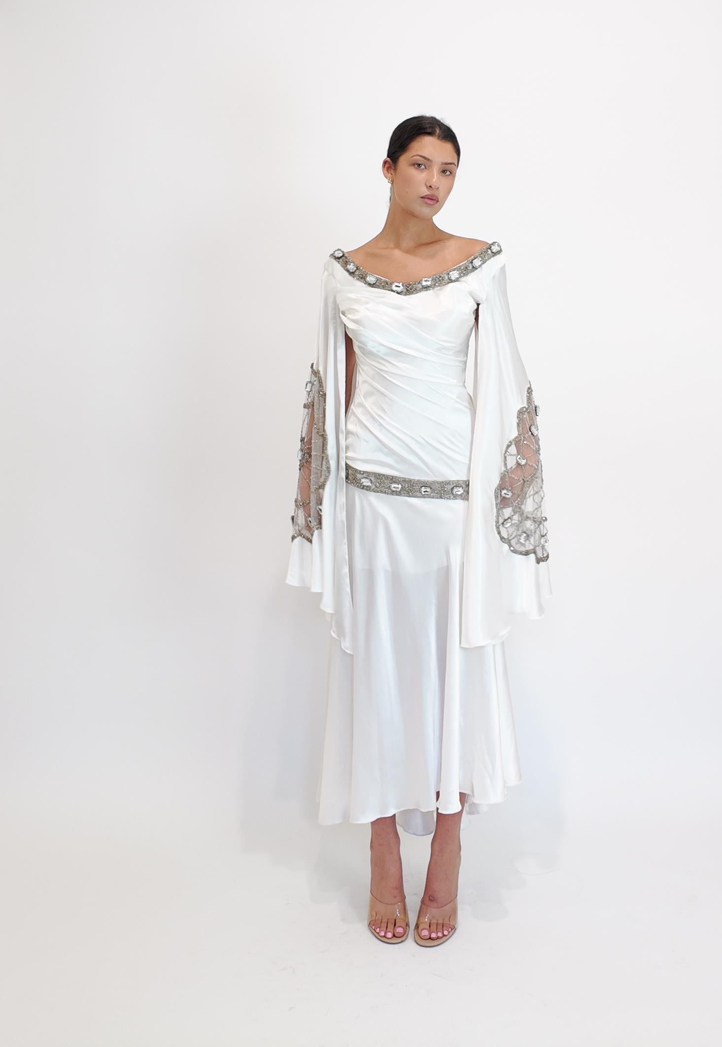 Christian Lacroix Verziertes Kleid mit Engelsärmeln aus weißem Satin (Grau) im Angebot