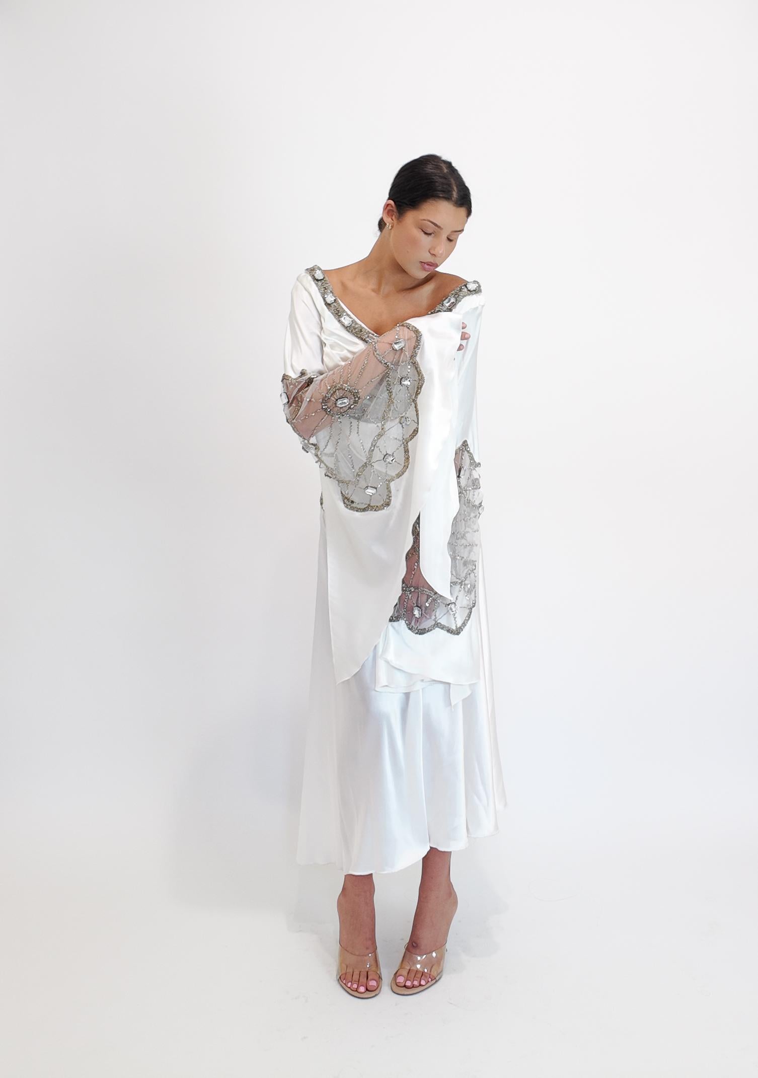 Christian Lacroix Verziertes Kleid mit Engelsärmeln aus weißem Satin im Zustand „Hervorragend“ im Angebot in Los Angeles, CA