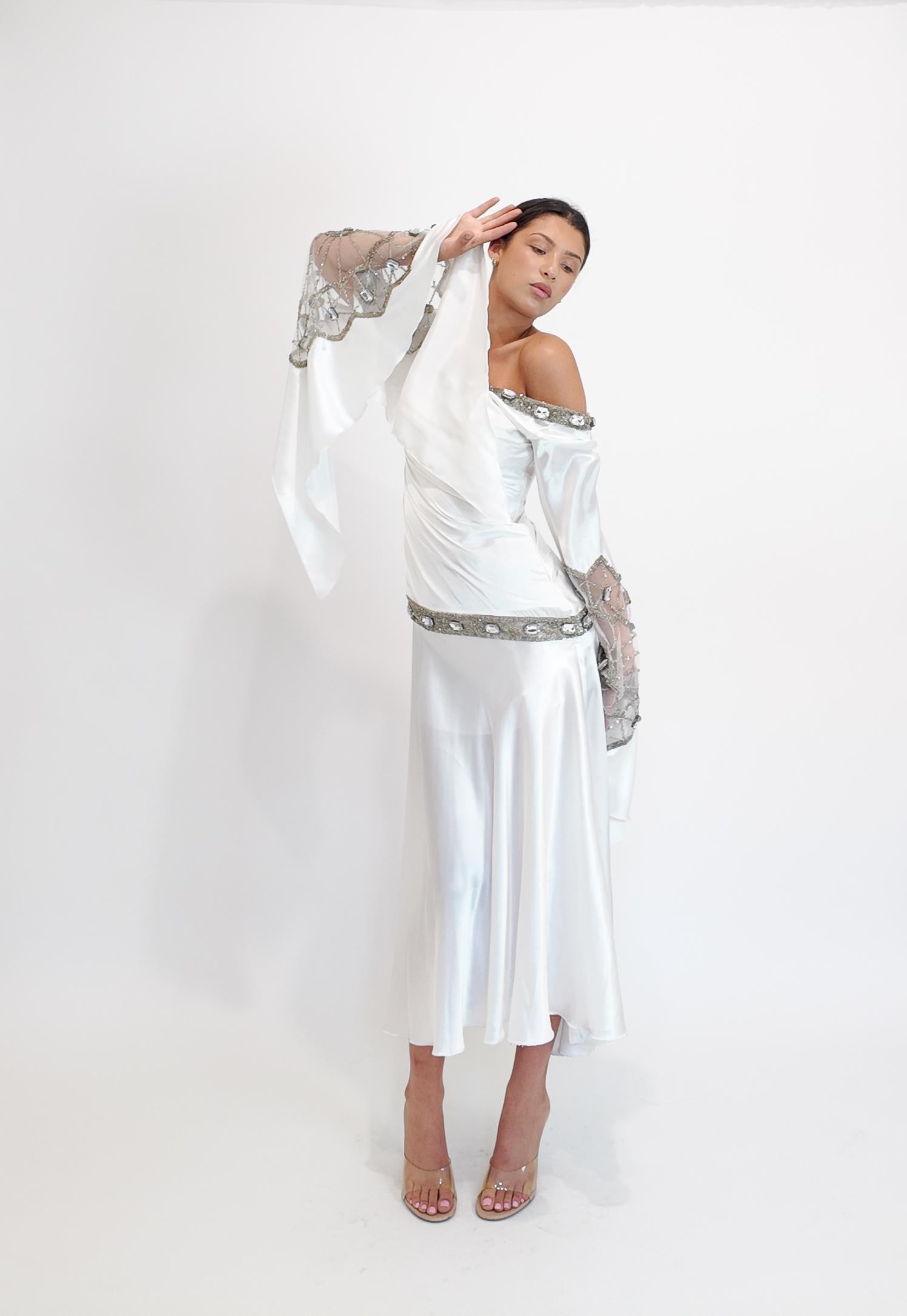 Christian Lacroix Verziertes Kleid mit Engelsärmeln aus weißem Satin Damen im Angebot