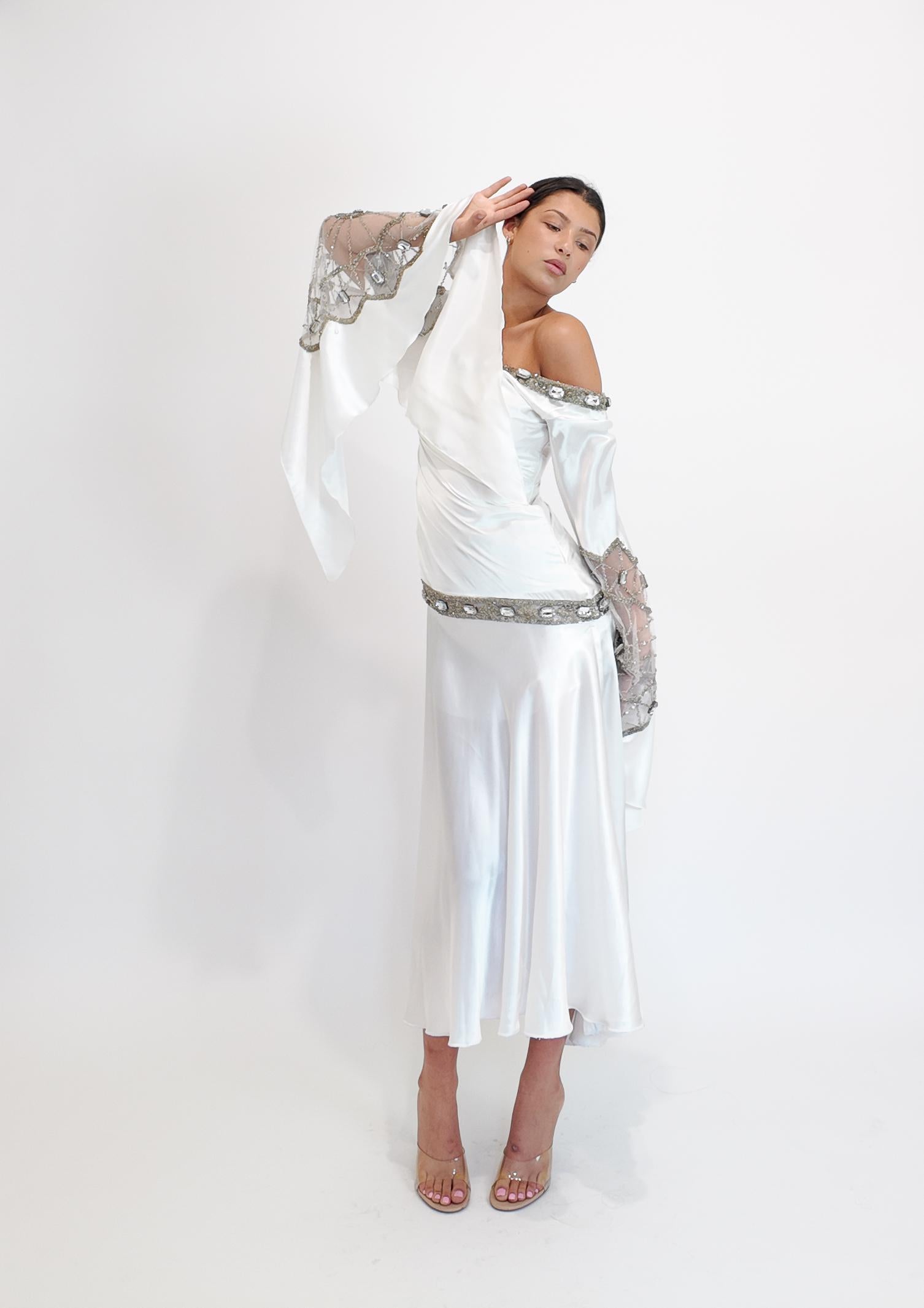 Christian Lacroix Verziertes Kleid mit Engelsärmeln aus weißem Satin im Angebot 1