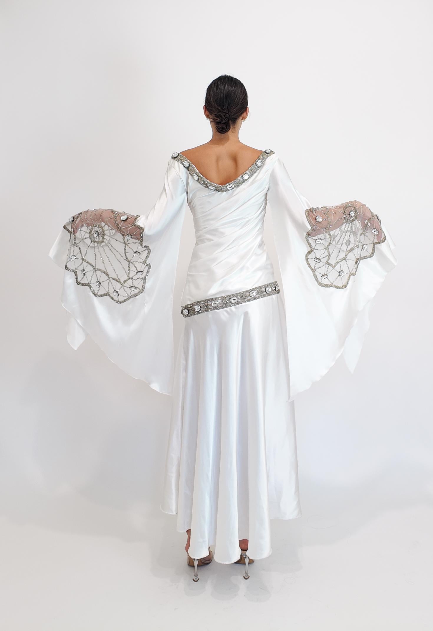 Christian Lacroix Verziertes Kleid mit Engelsärmeln aus weißem Satin im Angebot 3