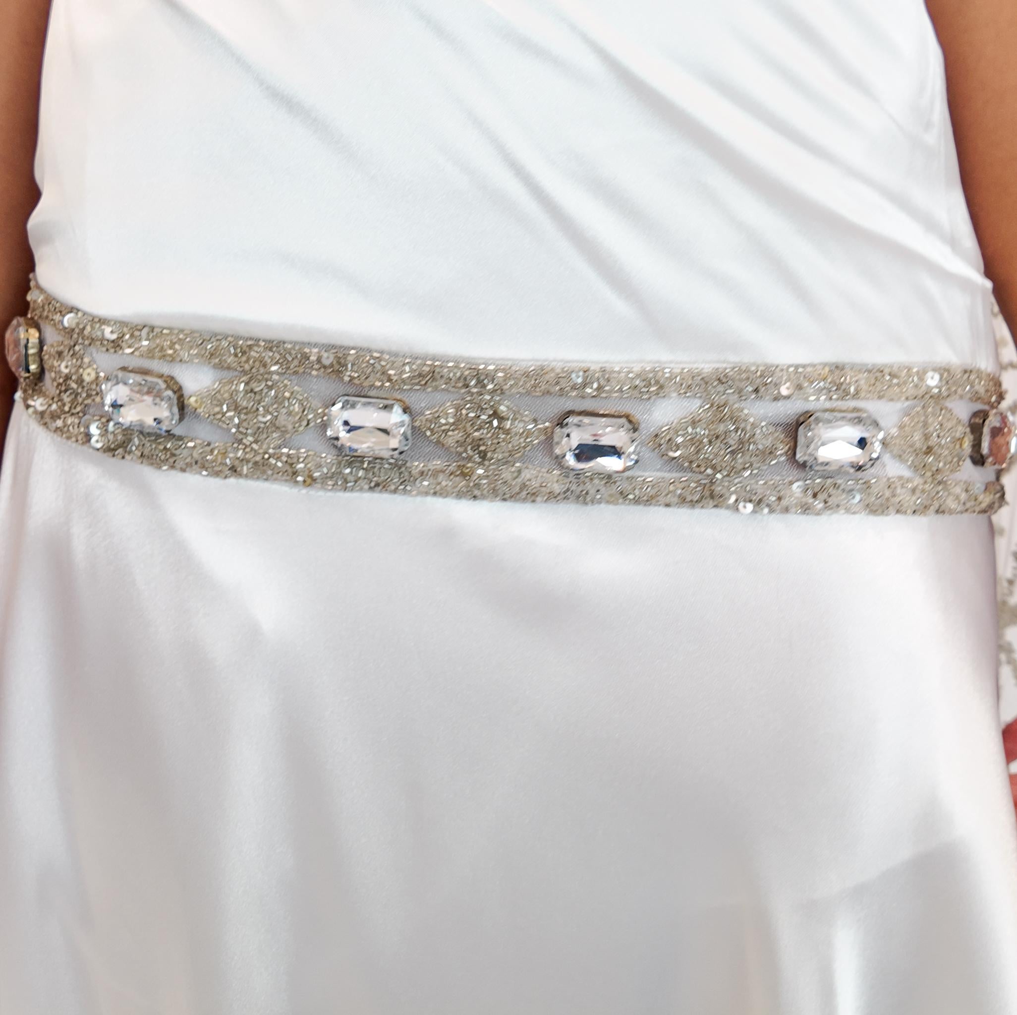 Christian Lacroix Verziertes Kleid mit Engelsärmeln aus weißem Satin im Angebot 4
