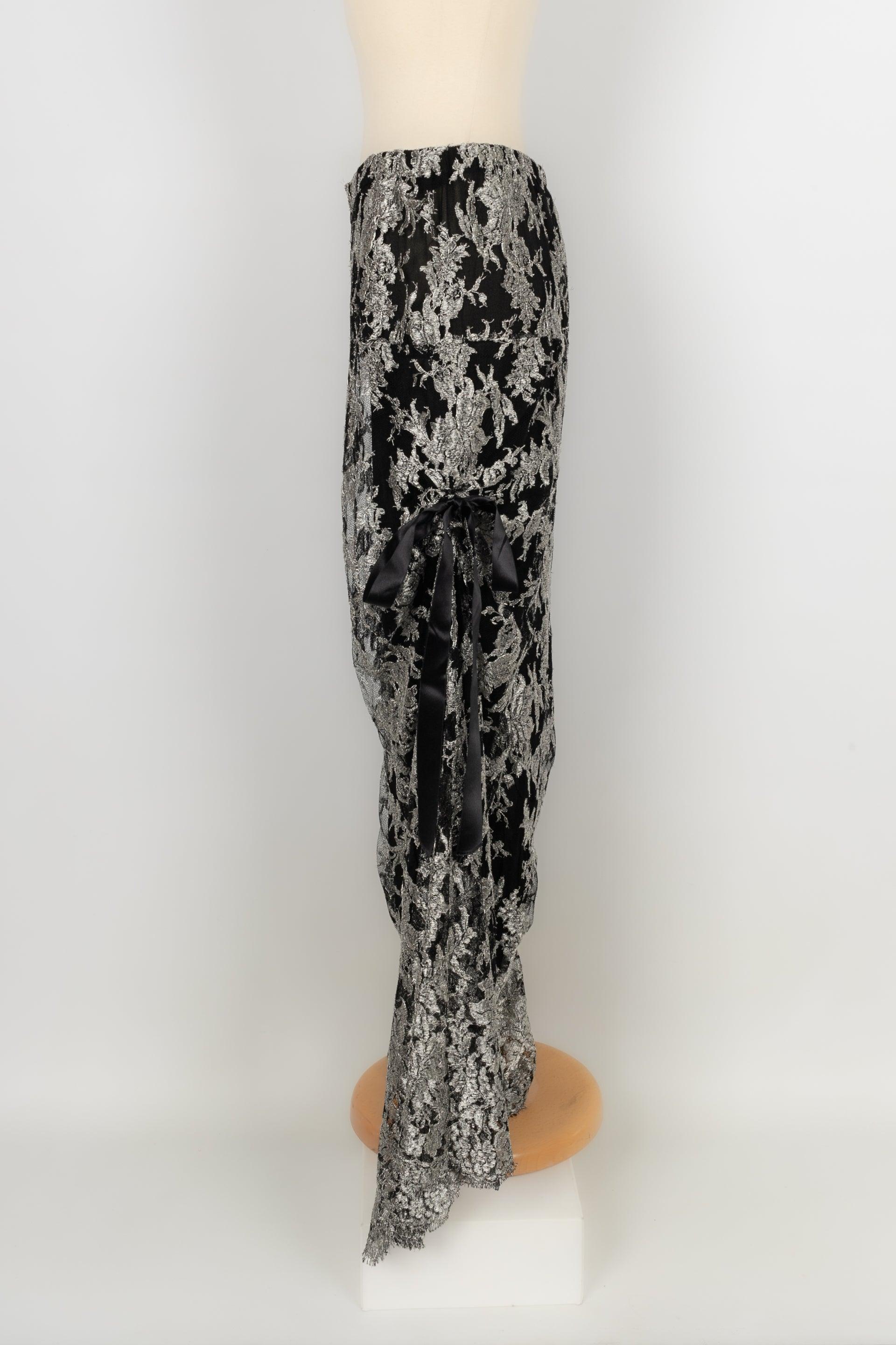 Christian Lacroix - Pants embroidered with silvery lurex yarns on black tulle. Indicated size 36FR.

Additional information:
Condition: Good condition
Dimensions: Waist: 37 cm
Hips: 48 cm
Length: 110 cm

Seller reference: FJ67