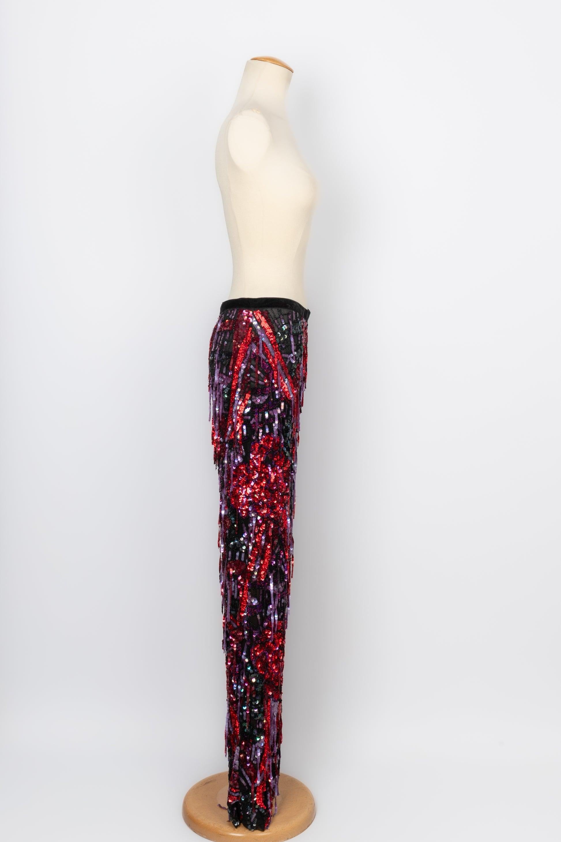 Christian Lacroix - Black tulle pants entirely embroidered with sequins. No size indicated, it fits a 34FR/36 FR.

Additional information: 
Condition: Very good condition
Dimensions: Waist: 35 cm - Hips: 45 cm - Length: 114 cm
 
Seller Reference: