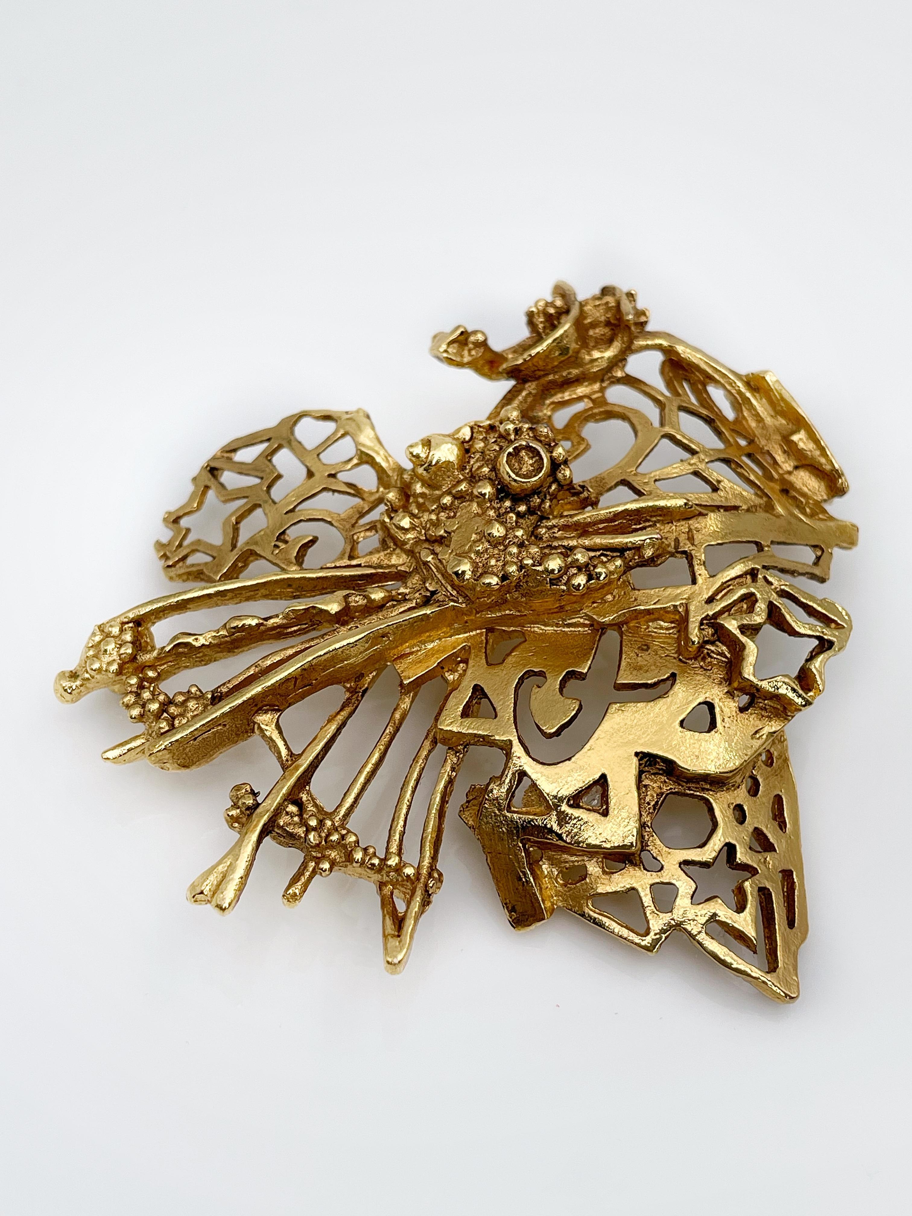 Vintage Christian Lacroix heart pendant brooch in gold plated metal. Costume jewellery from 1990’s.

Signed on reverse 
