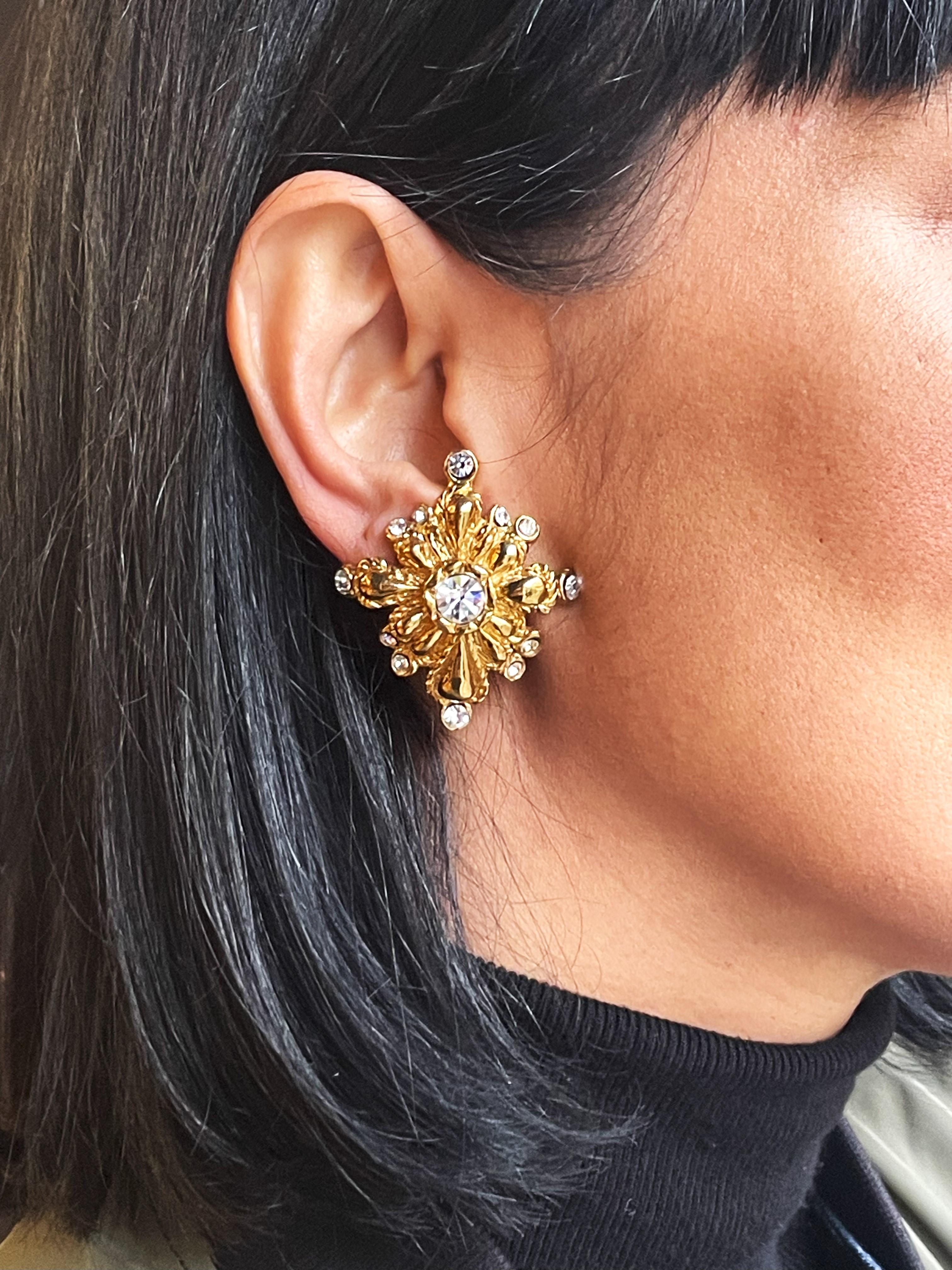 About
Christian Lacroix Paris, clip-on earrings star shaped gold plated with rhinetones, 1980/90s
Measurement
Heigth  4,5 cm 
Wide     3,8 cm 
Features
- original Ch. Lacroix Paris, signed  on the back
- Star-shaped with a large cut rhinestone in