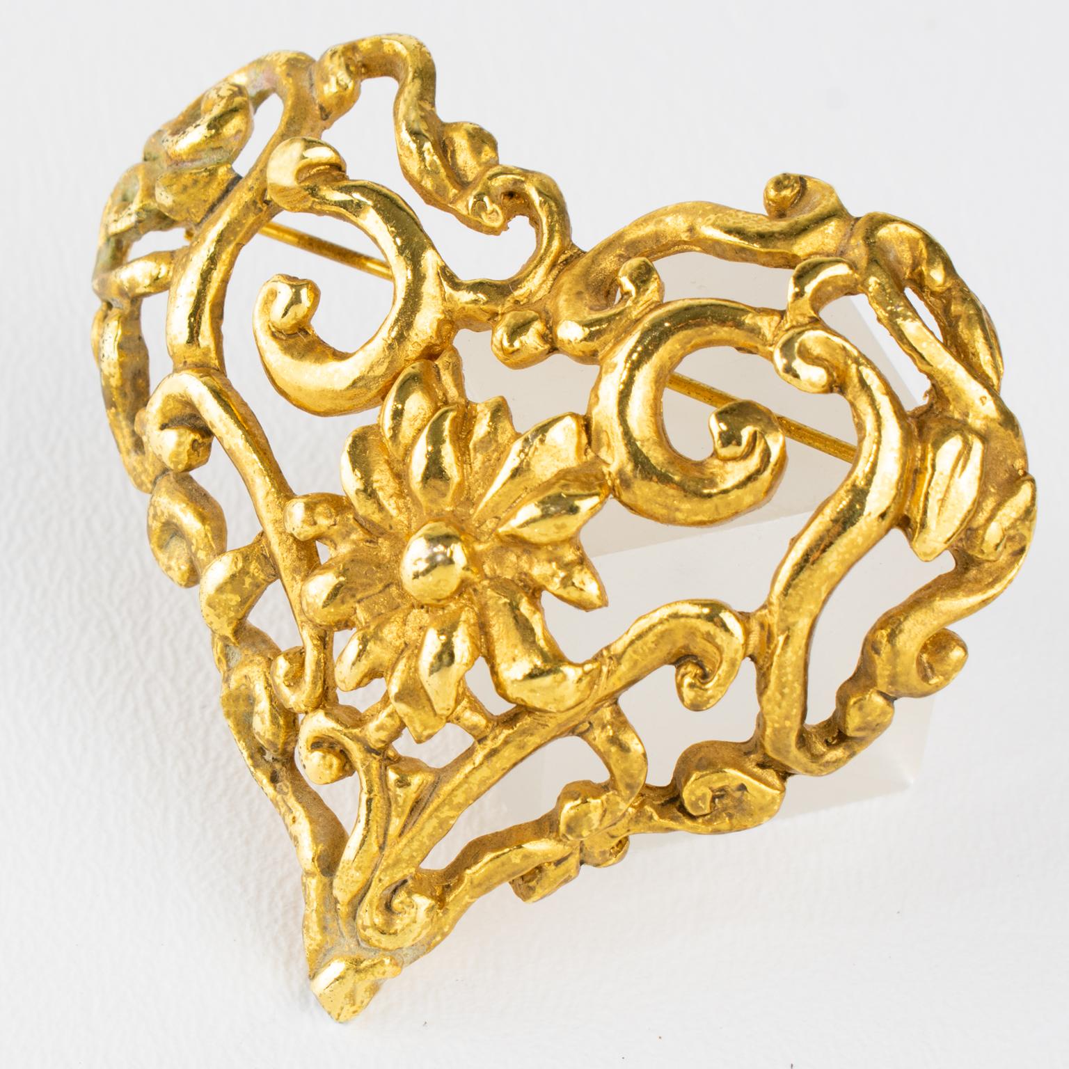 Moderne Christian Lacroix Paris Broche cœur baroque en métal doré en vente