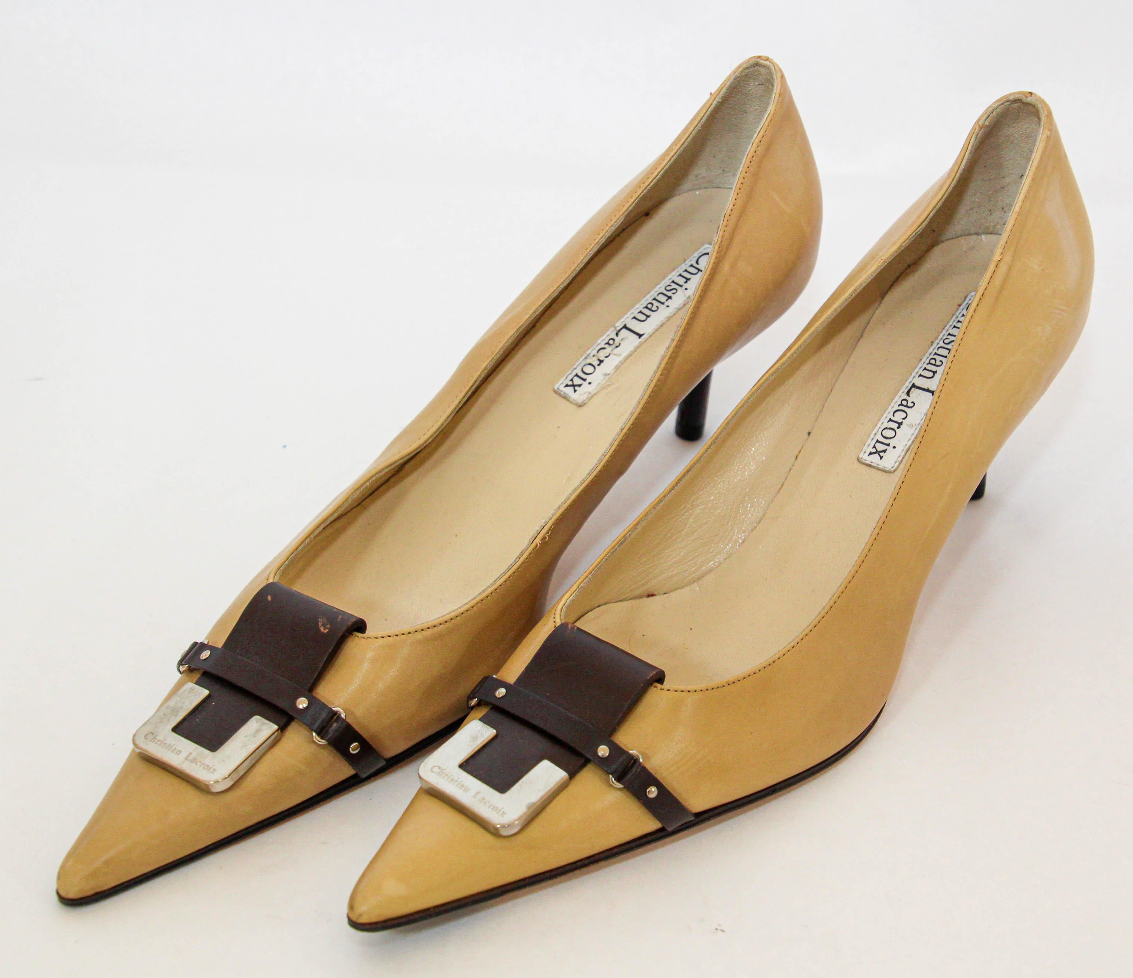 Christian Lacroix Paris Shoes Heels Tan and Brown Leather 1990s
Christian Lacroix Paris Shoes Kitten Heels. 1990s.
Gorgeous Christian Lacroix Paris France heels two tone beige nude tan and chocolate brown accent with branded metal buckle