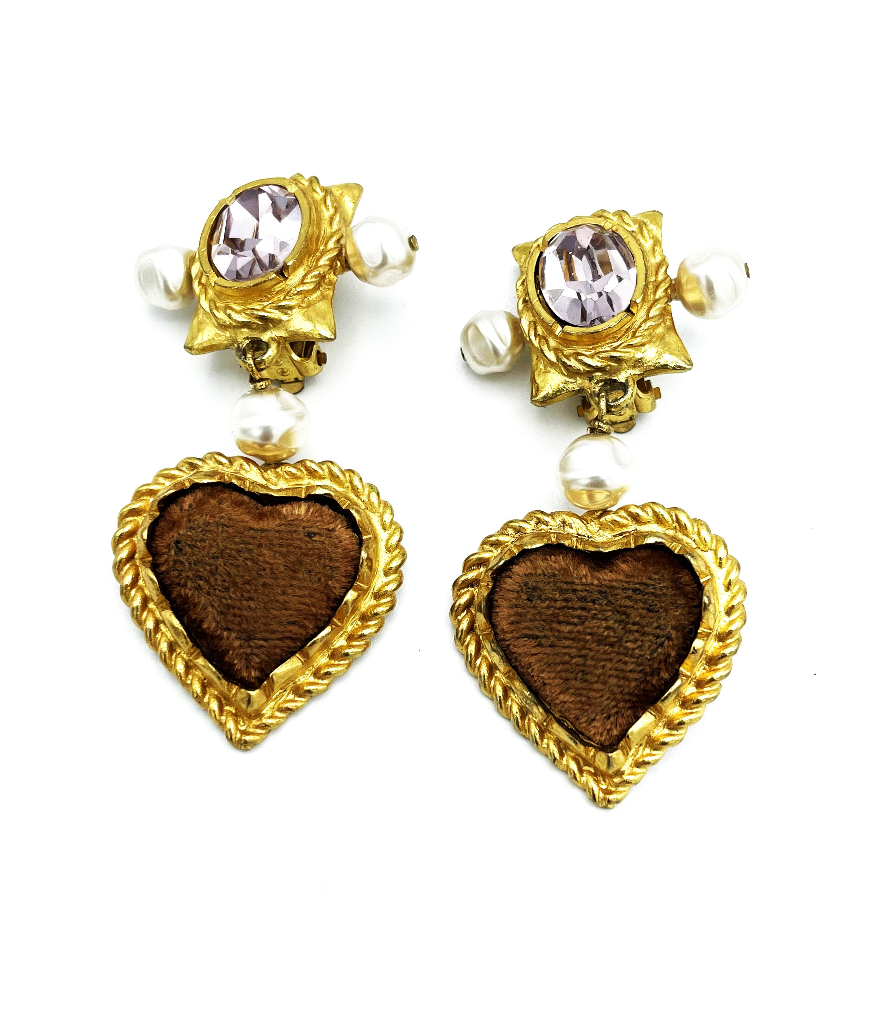 Taglio baguette Christian Lacroix Paris, orecchini lunghi a clip con cuore in velluto, anni 1980/90 in vendita