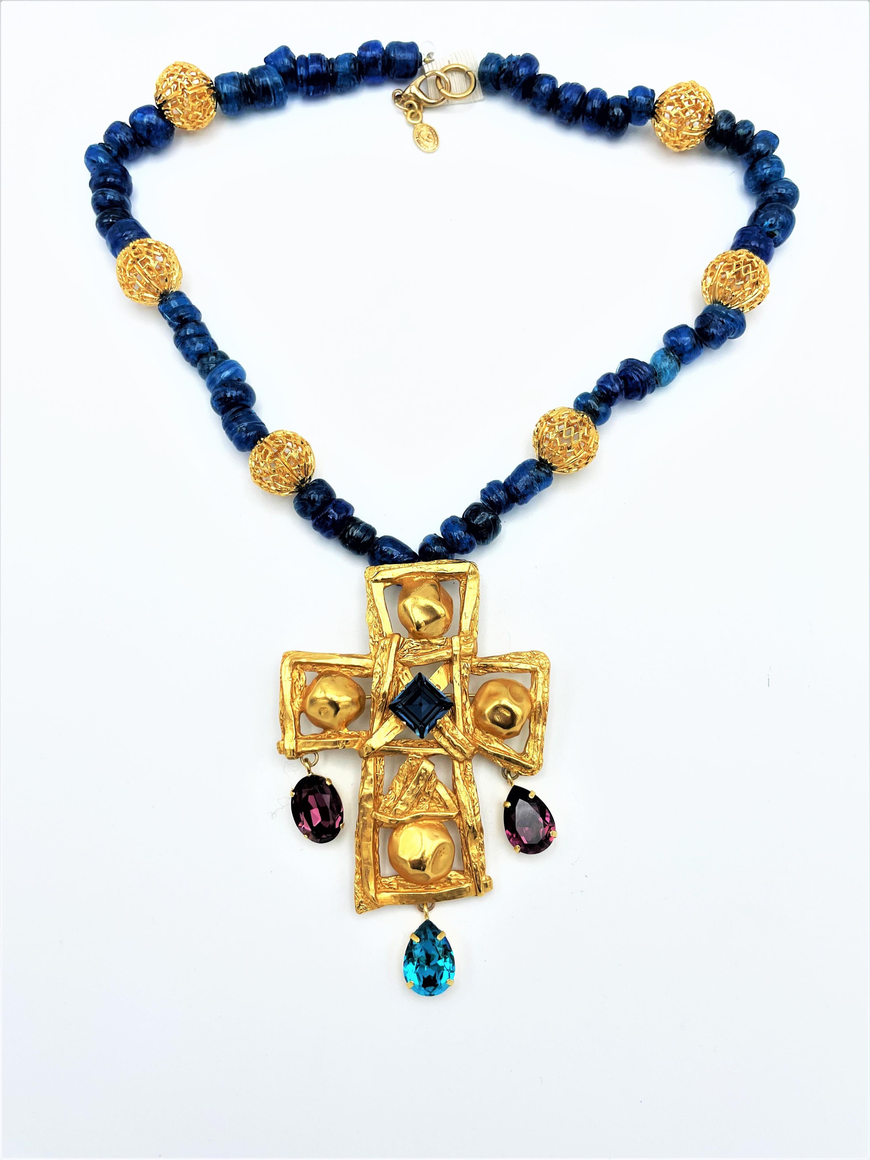 CHRISTIAN LACROIX PARIS, collar con broche de cruz amovible, con brillantitos en venta 1