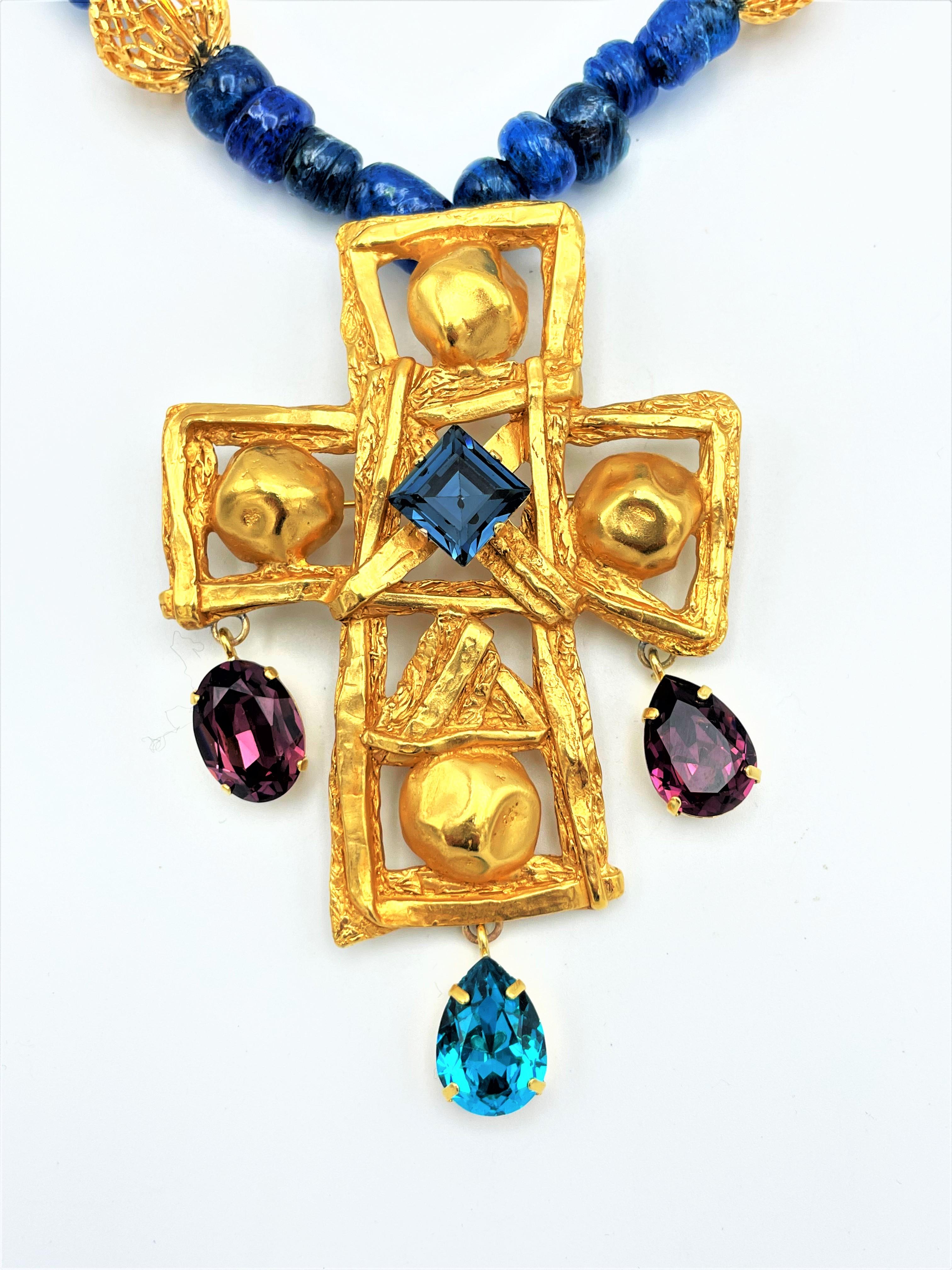 CHRISTIAN LACROIX PARIS, collar con broche de cruz amovible, con brillantitos en venta 2