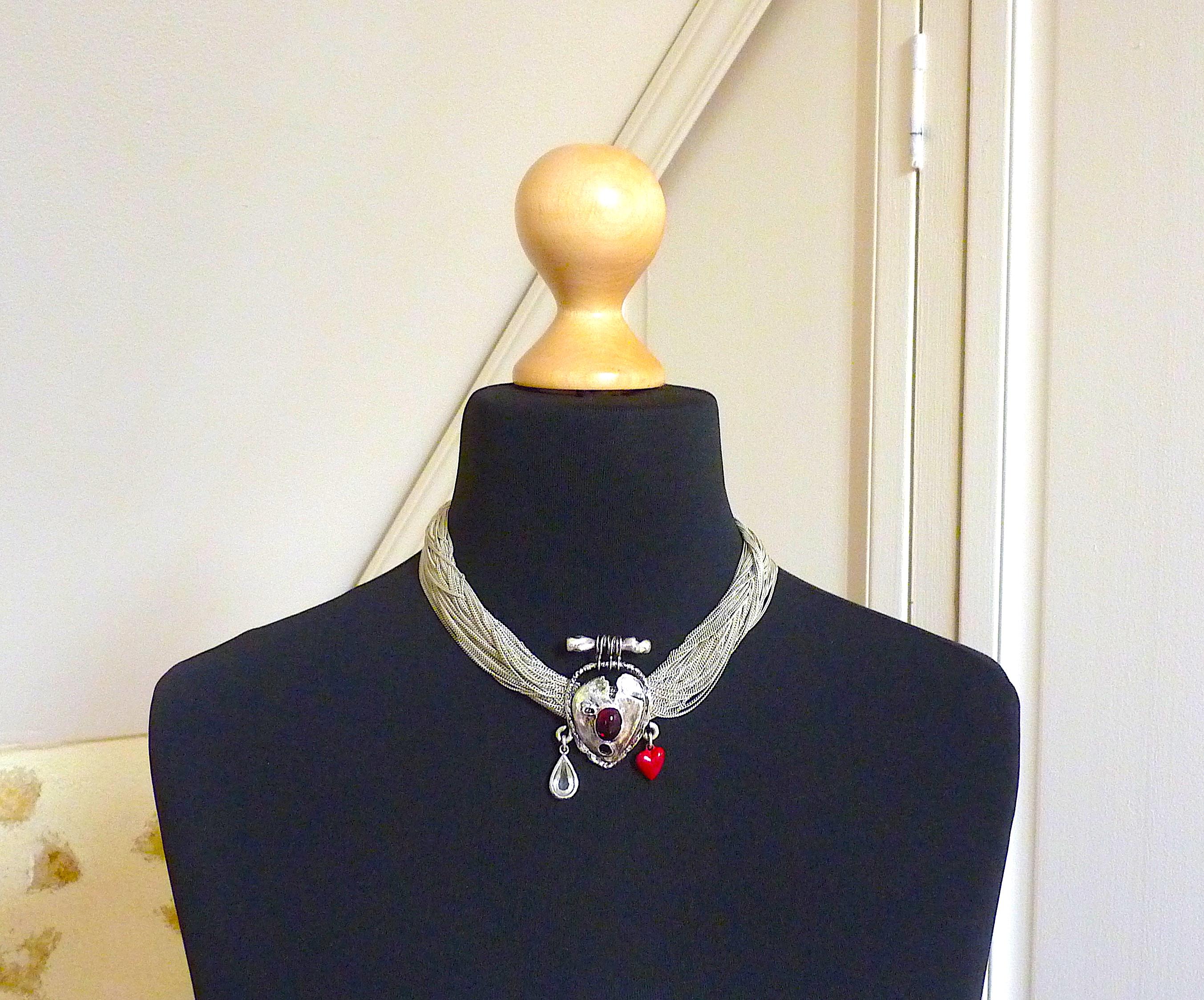 Christian Lacroix Paris Poured Glass and Charms Silver Tone Necklace 1990s In Excellent Condition For Sale In CHAMPEAUX-SUR-SARTHE, FR