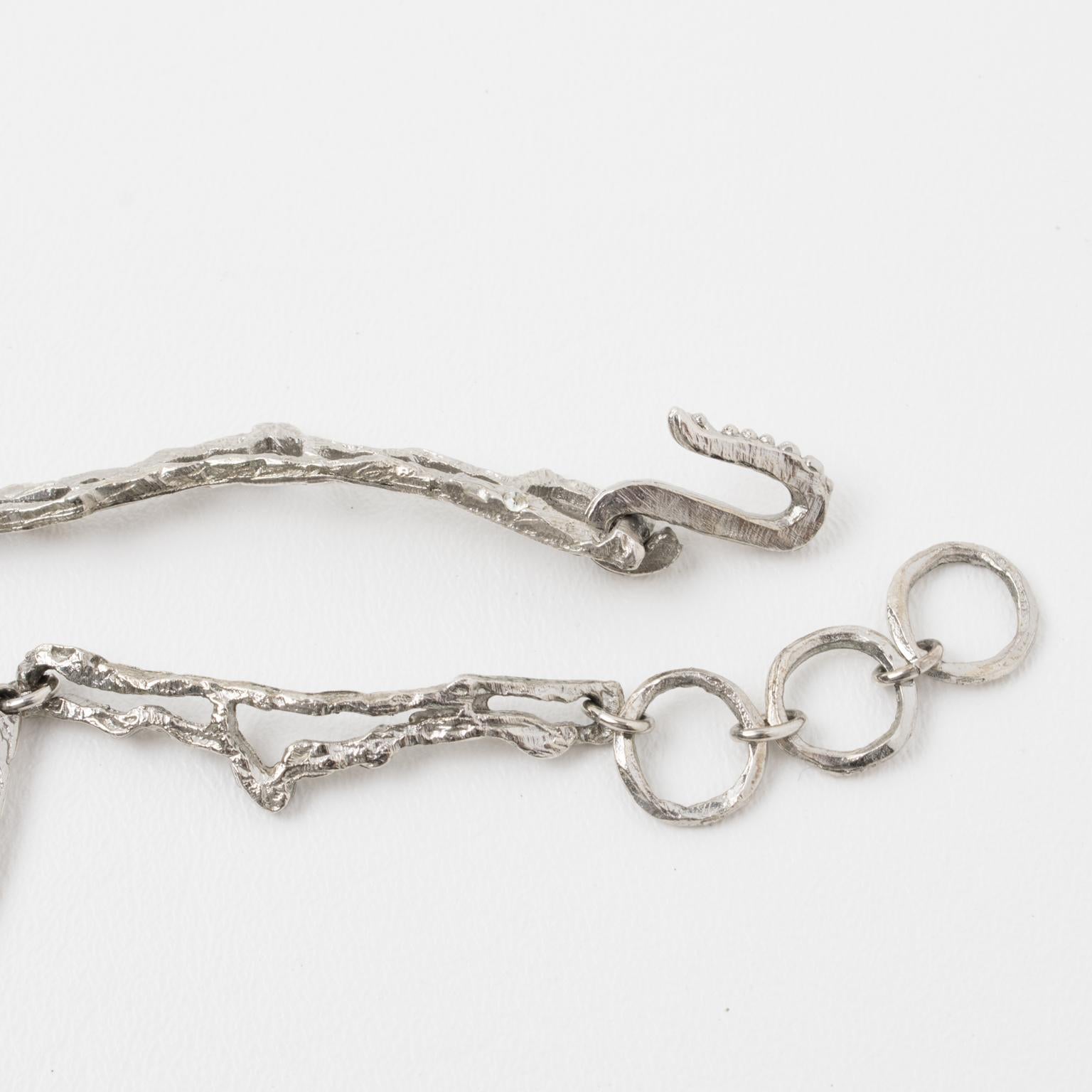 Christian Lacroix Paris Collier argenté avec médaillon brutaliste orné de bijoux en vente 5