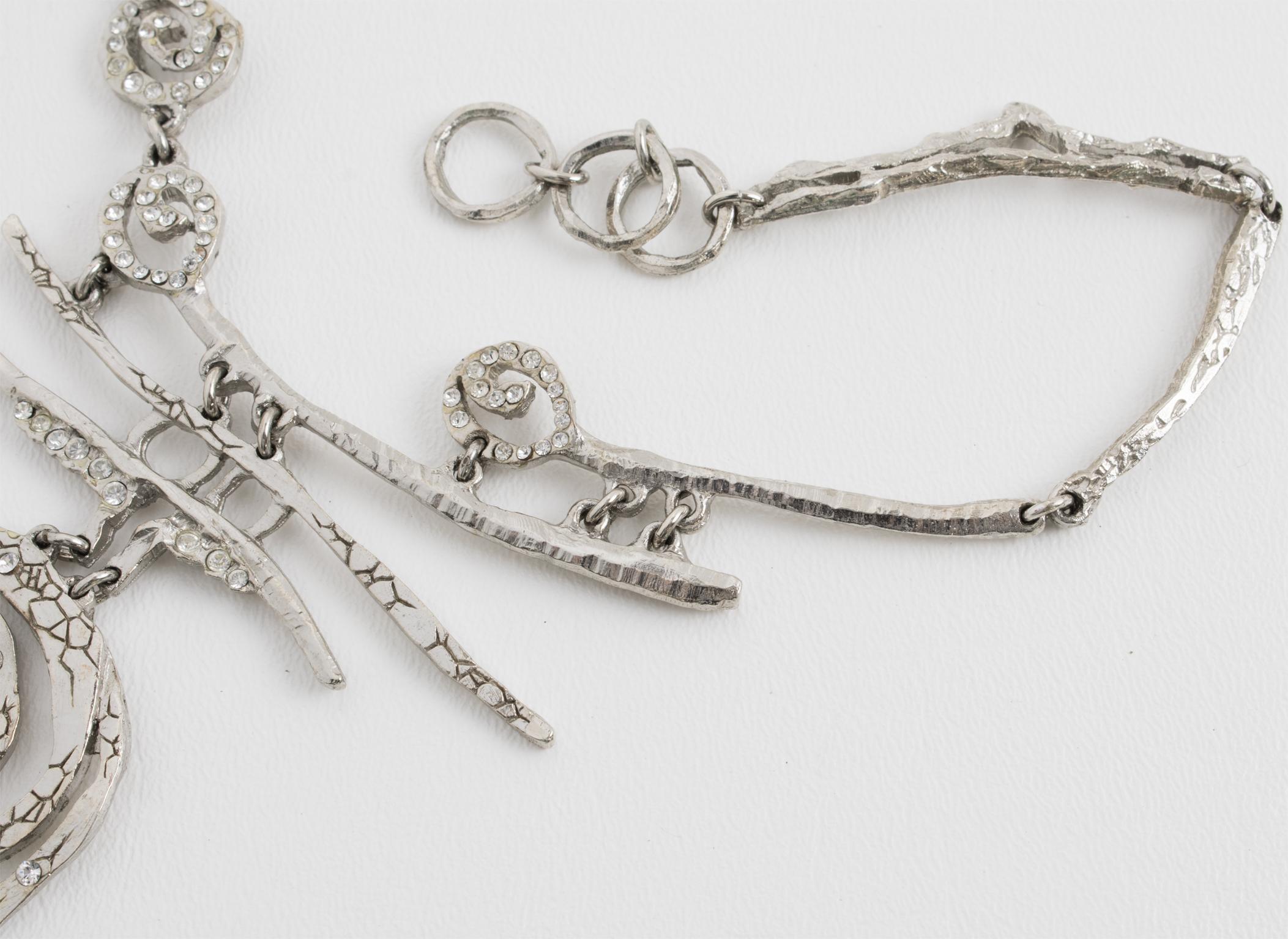Christian Lacroix Paris Collier argenté avec médaillon brutaliste orné de bijoux en vente 7
