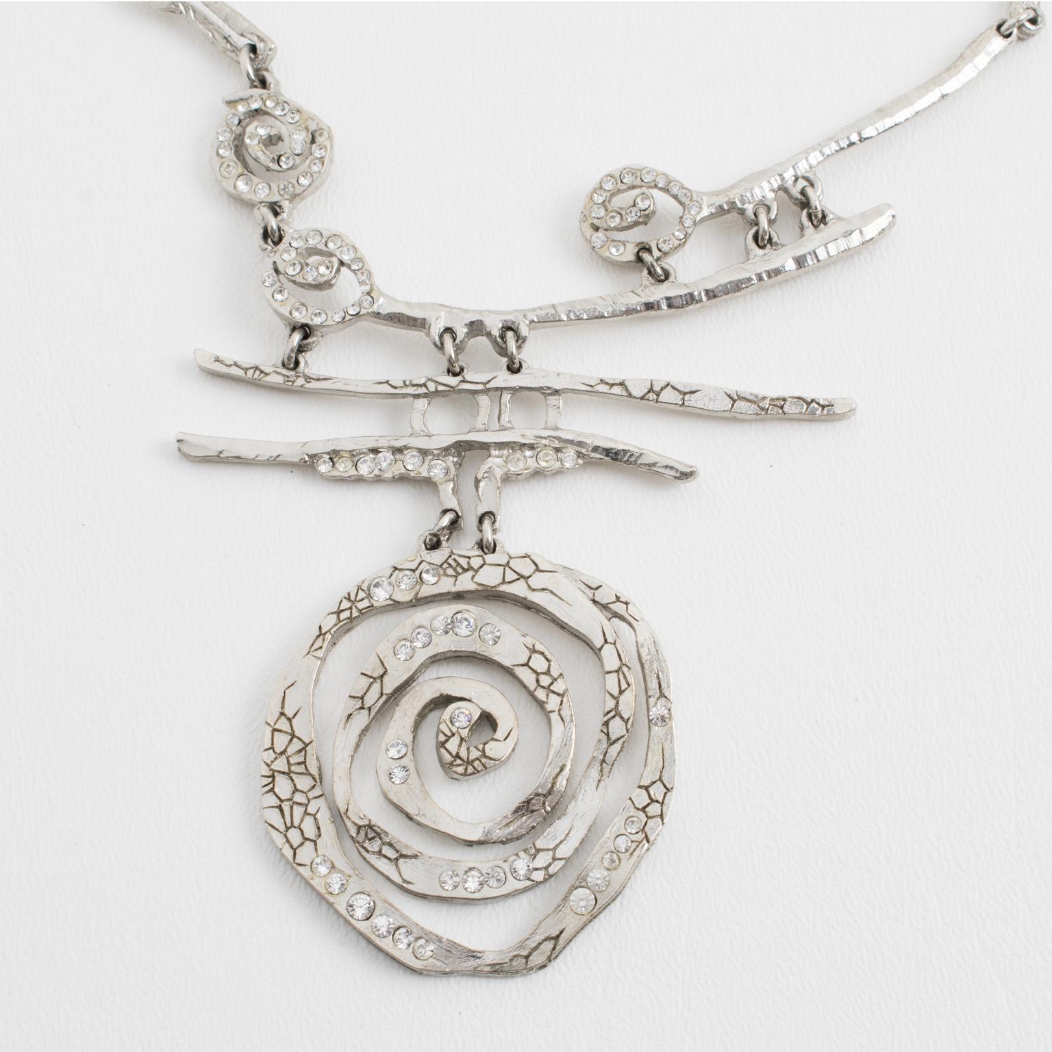Christian Lacroix Paris Collier argenté avec médaillon brutaliste orné de bijoux en vente 8