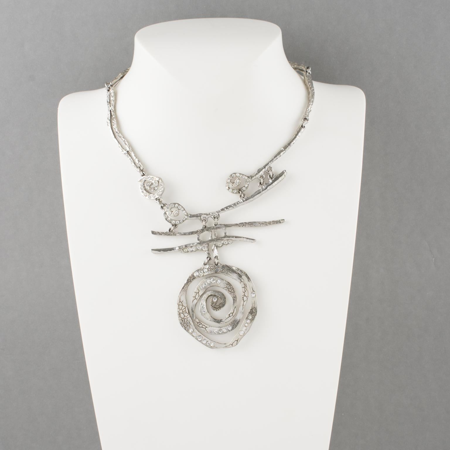 Élevez votre style avec ce spectaculaire collier ras de cou Christian Lacroix Paris, un chef-d'œuvre d'avant-garde qui incarne une sophistication audacieuse. Son design moderniste brutaliste se caractérise par une forme sculpturale déstructurée,
