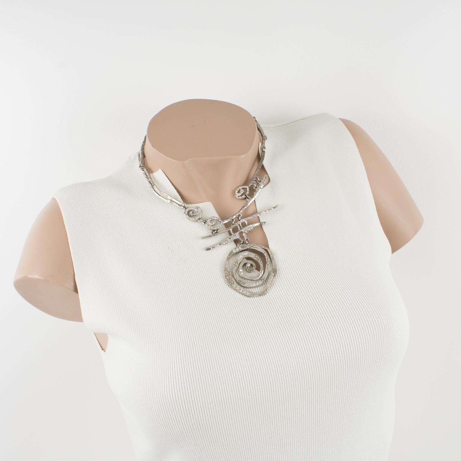 Christian Lacroix Paris Collier argenté avec médaillon brutaliste orné de bijoux Bon état - En vente à Atlanta, GA